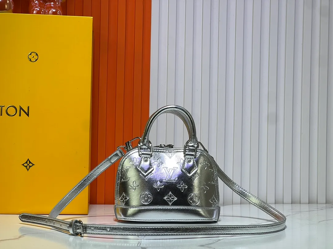 Batch 260💰M11835 M53151 M82717 The Alma mini handbag of the LVSki series draws inspiration from the Louis Vuitton archive hard box, rendering a new Monogram Miroir effect on the Monogram embossed coated canvas, highlighting the concept of retro futurism. Spacious interior patch pockets ensure organized storage. Size: 18x12x8cm