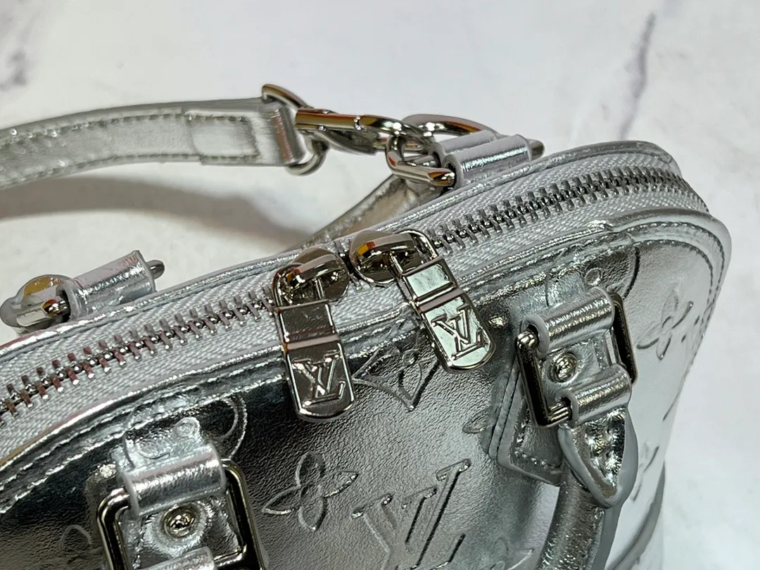 Batch 260💰M11835 M53151 M82717 The Alma mini handbag of the LVSki series draws inspiration from the Louis Vuitton archive hard box, rendering a new Monogram Miroir effect on the Monogram embossed coated canvas, highlighting the concept of retro futurism. Spacious interior patch pockets ensure organized storage. Size: 18x12x8cm