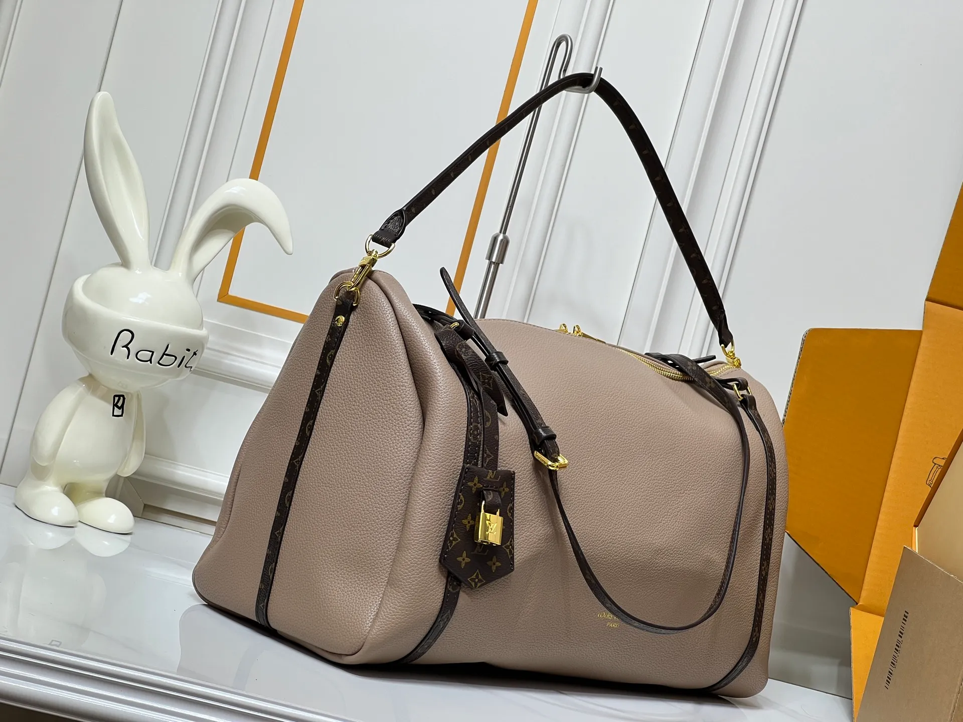 Batch 300💰Upgraded original M26037 M26451 M26359 M26397 M26358 M26039 M26905 M26360 M13668 M13667 This large Express Travel handbag injects a gentle atmosphere into the classic Keepall handbag, highlighting Nicolas Ghesquière's keen insight into the rhythm of urban travel. Made from fine-grained cowhide leather with Monogram canvas elements, the soft construction offers plenty of space, and the adjustable handle and removable rolled-leather handle allow for flexible carrying. Dimensions: 45 x 20 x 27 (cm) ((length x height x width)