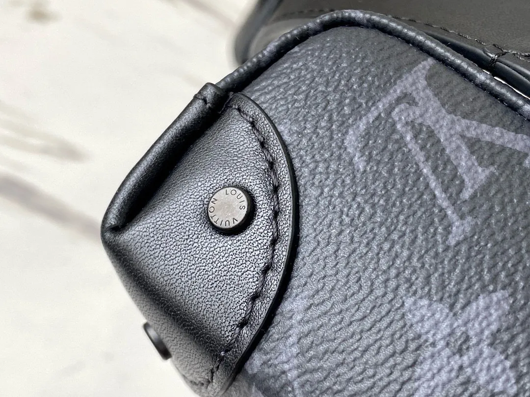 💰880 Top Original Order M45727 This compact rectangular trunk messenger bag is made of Monogram Eclipse canvas and continues the brand’s classic hard box elements such as matte black rivets and reinforced black leather corners. Removable and adjustable strap for comfortable carrying. Dimensions: 24 x 18 x 5.5 cm