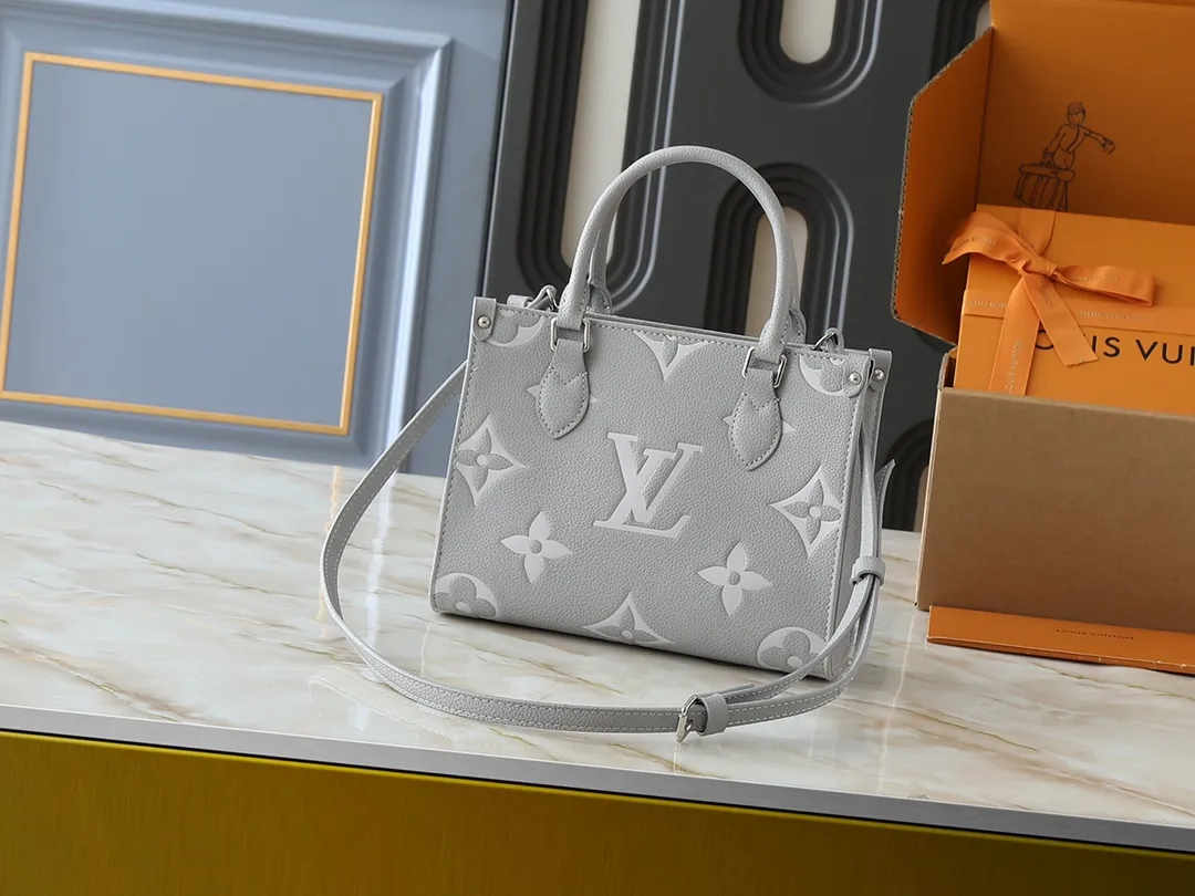 💰220💰Upgraded original M46513 M45659 black print 45654 white print 45779 apricot print 45653 all black 45660 rose red 45779 all apricot mini top original order this OnTheGo Tote bag will be Monogram The pattern is first dyed and then embossed on soft grained cowhide. Its ample interior can hold a laptop and other office supplies. The full leather embossed large flower mommy bag has a small BB size. The long and short handles are easy to carry by hand or on the shoulder. Dimensions: 25.0 x 11.0 x 19.0 cm