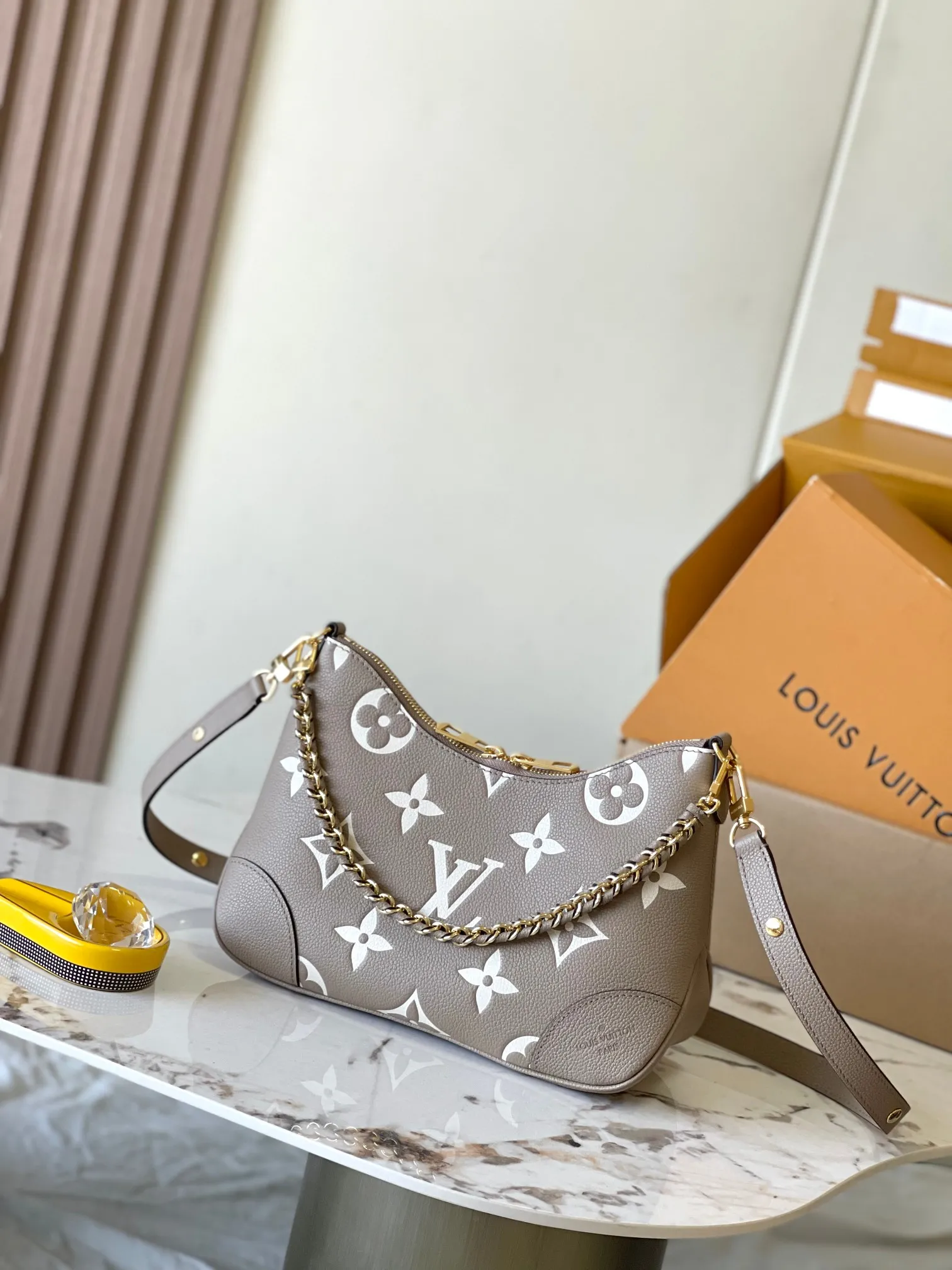 p2500 [Special grade MB chip version original leather] This Boulogne handbag uses Monogram Empreinte leather to reinterpret the classic design. Model: M13224 elephant gray dynamic chip version Material: A-grade all-steel hardware, imported original fabric Packaging: full set of original duty-free MB packaging Size: 29*16*9.5CM