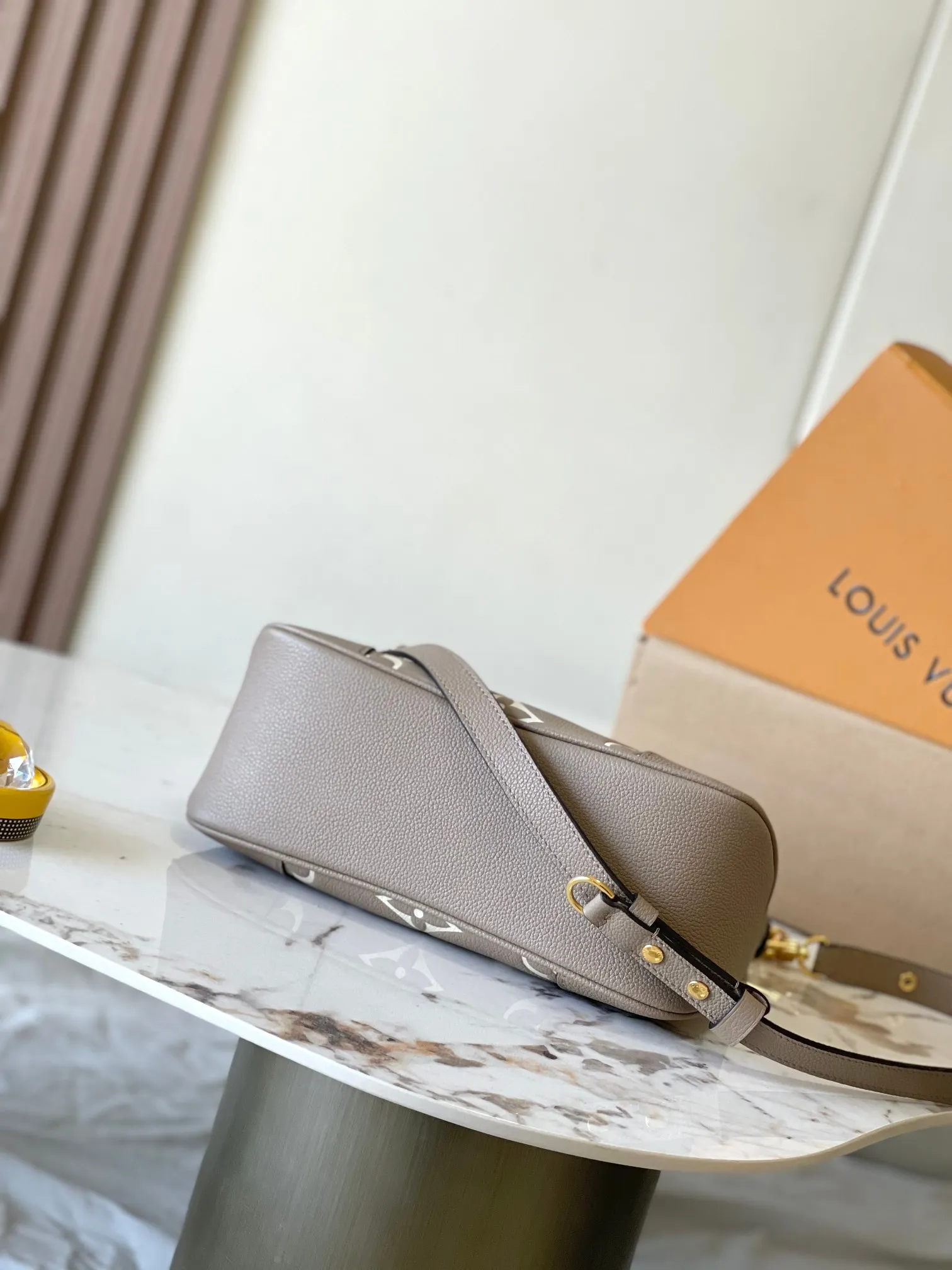 p2500 [Special grade MB chip version original leather] This Boulogne handbag uses Monogram Empreinte leather to reinterpret the classic design. Model: M13224 elephant gray dynamic chip version Material: A-grade all-steel hardware, imported original fabric Packaging: full set of original duty-free MB packaging Size: 29*16*9.5CM