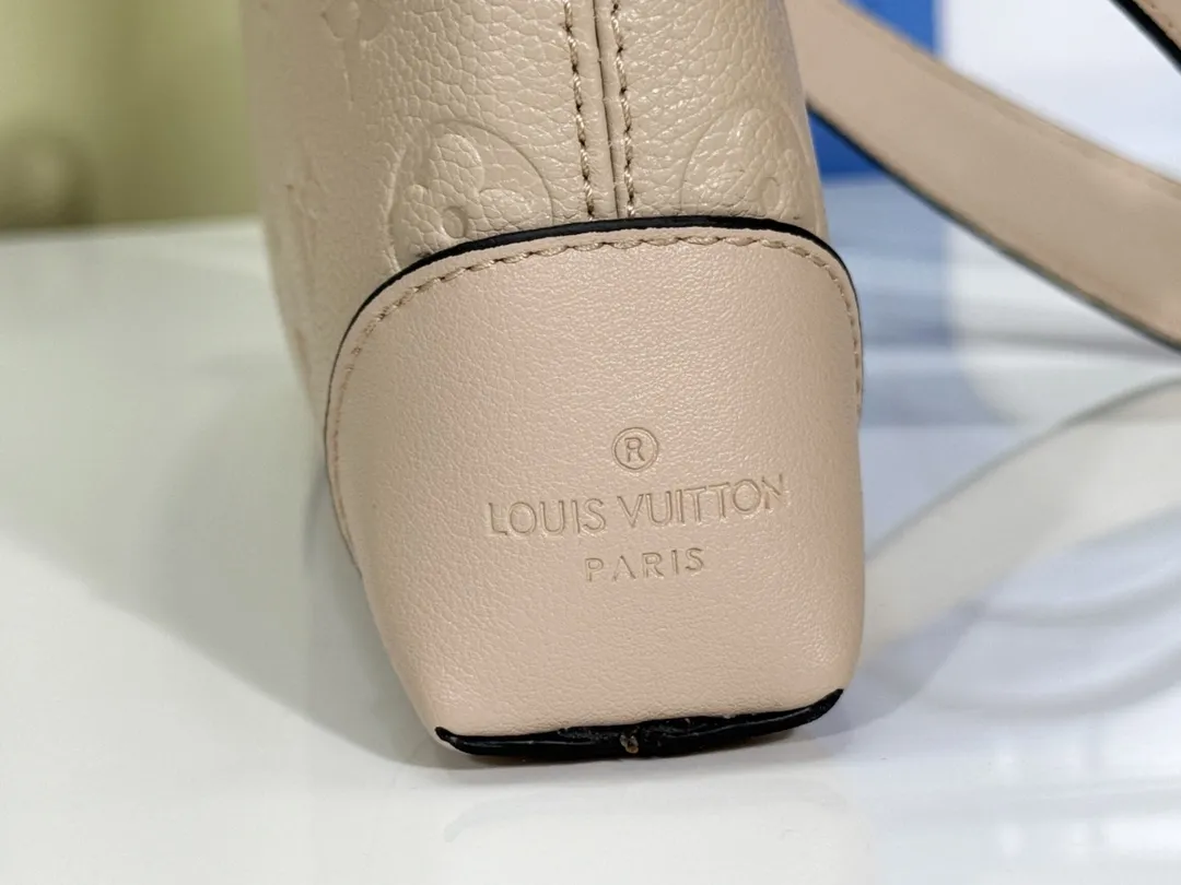 P200💰Upgraded from the original M12174, this Pochette Sèvres is part of the LV Ski Collection and is ready to shine in a “shiny” gun metal tone. It's crafted from signature Monogram Empreinte leather with pale gold hardware for an elegant contrast. The double zip closure features two pendants, one depicting an LV ring and the other displaying a crystal-embellished Monogram flower. Think of it as the perfect après-ski bag. Dimensions: 25 x 13 x 5 cm (length x height x width)