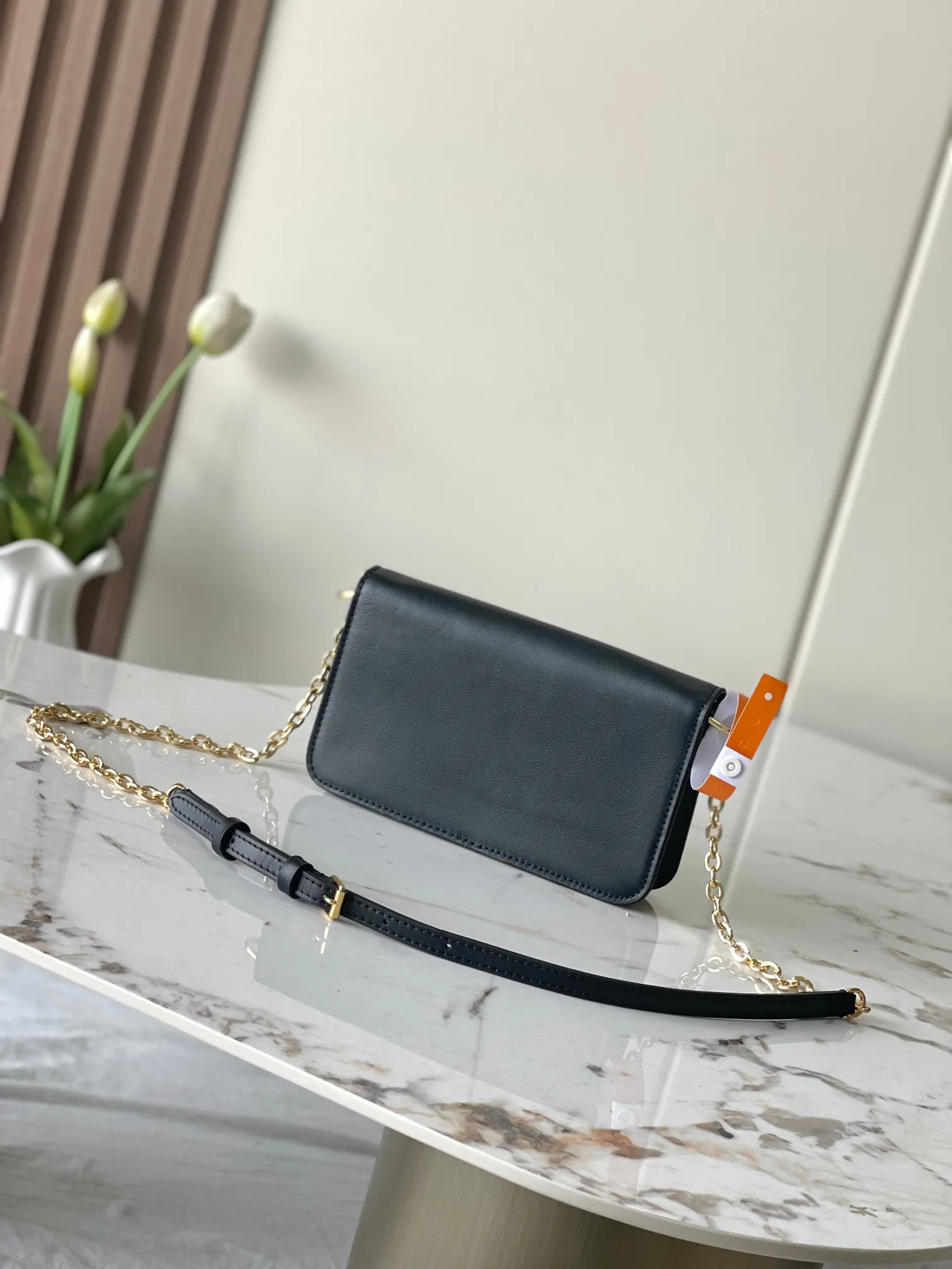 💰860 (top layer leather) top original single M14564 black M14547 blue M14581 apricot M14548 rose authentic development This Wallet On Chain handbag is from the Louis Vuitton LV Bloom series. It is cut from cow leather in a fashionable and practical configuration. It's decorated with embellishments inspired by the brand's iconic Monogram pattern. There's plenty of space to store a smartphone, and contrasting metal hardware adds an elegant touch. Dimensions: 11.5 x 4 x 20 cm (H x W x Length)
