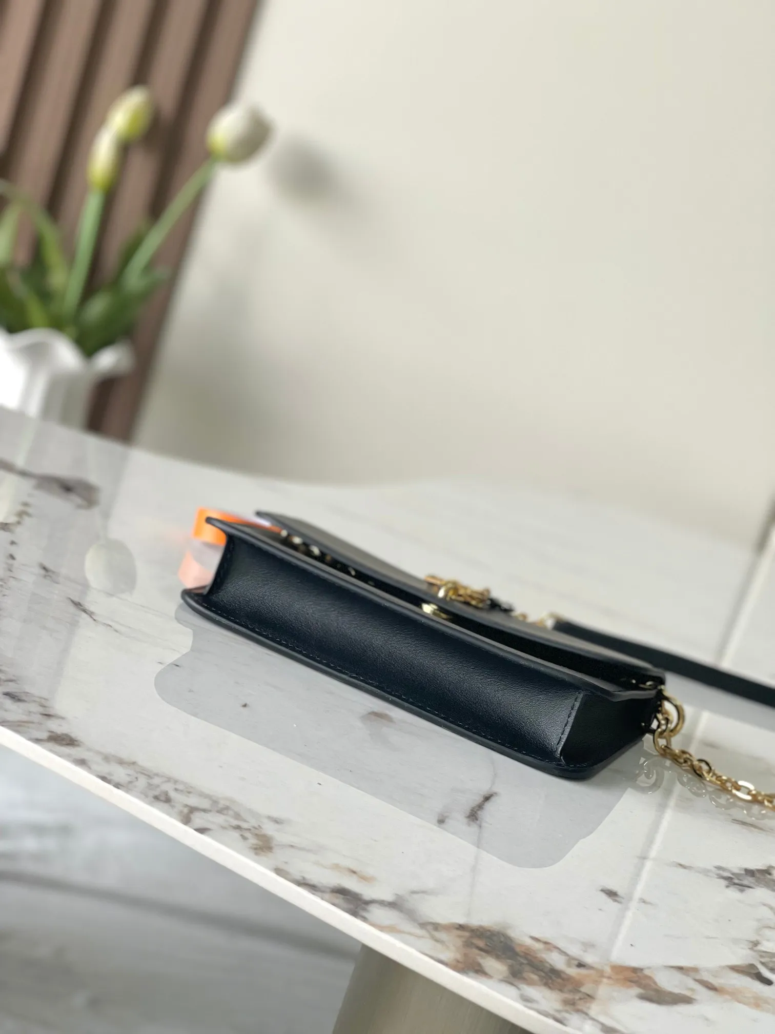 💰860 (top layer leather) top original single M14564 black M14547 blue M14581 apricot M14548 rose authentic development This Wallet On Chain handbag is from the Louis Vuitton LV Bloom series. It is cut from cow leather in a fashionable and practical configuration. It's decorated with embellishments inspired by the brand's iconic Monogram pattern. There's plenty of space to store a smartphone, and contrasting metal hardware adds an elegant touch. Dimensions: 11.5 x 4 x 20 cm (H x W x Length)