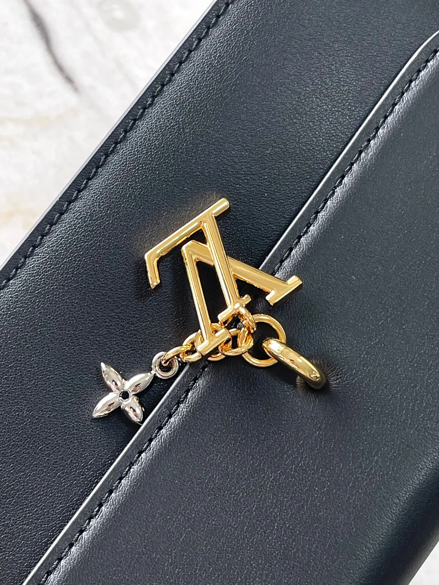 💰860 (top layer leather) top original single M14564 black M14547 blue M14581 apricot M14548 rose authentic development This Wallet On Chain handbag is from the Louis Vuitton LV Bloom series. It is cut from cow leather in a fashionable and practical configuration. It's decorated with embellishments inspired by the brand's iconic Monogram pattern. There's plenty of space to store a smartphone, and contrasting metal hardware adds an elegant touch. Dimensions: 11.5 x 4 x 20 cm (H x W x Length)