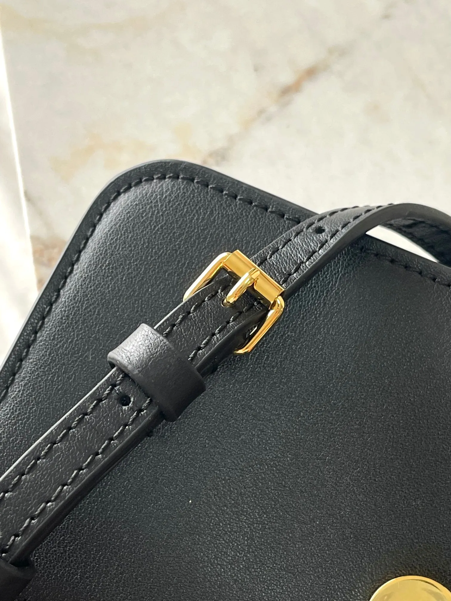 💰860 (top layer leather) top original single M14564 black M14547 blue M14581 apricot M14548 rose authentic development This Wallet On Chain handbag is from the Louis Vuitton LV Bloom series. It is cut from cow leather in a fashionable and practical configuration. It's decorated with embellishments inspired by the brand's iconic Monogram pattern. There's plenty of space to store a smartphone, and contrasting metal hardware adds an elegant touch. Dimensions: 11.5 x 4 x 20 cm (H x W x Length)