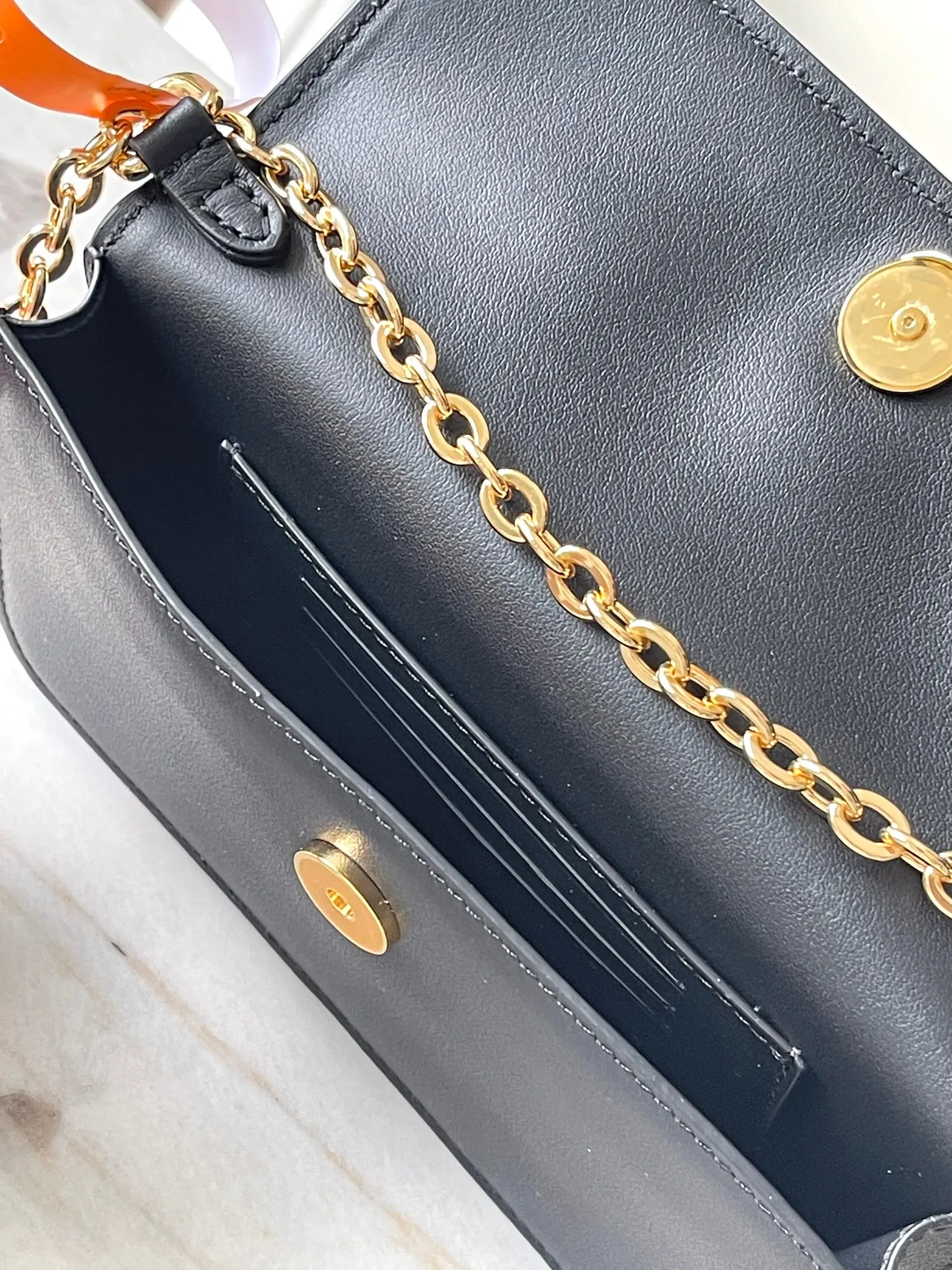 💰860 (top layer leather) top original single M14564 black M14547 blue M14581 apricot M14548 rose authentic development This Wallet On Chain handbag is from the Louis Vuitton LV Bloom series. It is cut from cow leather in a fashionable and practical configuration. It's decorated with embellishments inspired by the brand's iconic Monogram pattern. There's plenty of space to store a smartphone, and contrasting metal hardware adds an elegant touch. Dimensions: 11.5 x 4 x 20 cm (H x W x Length)