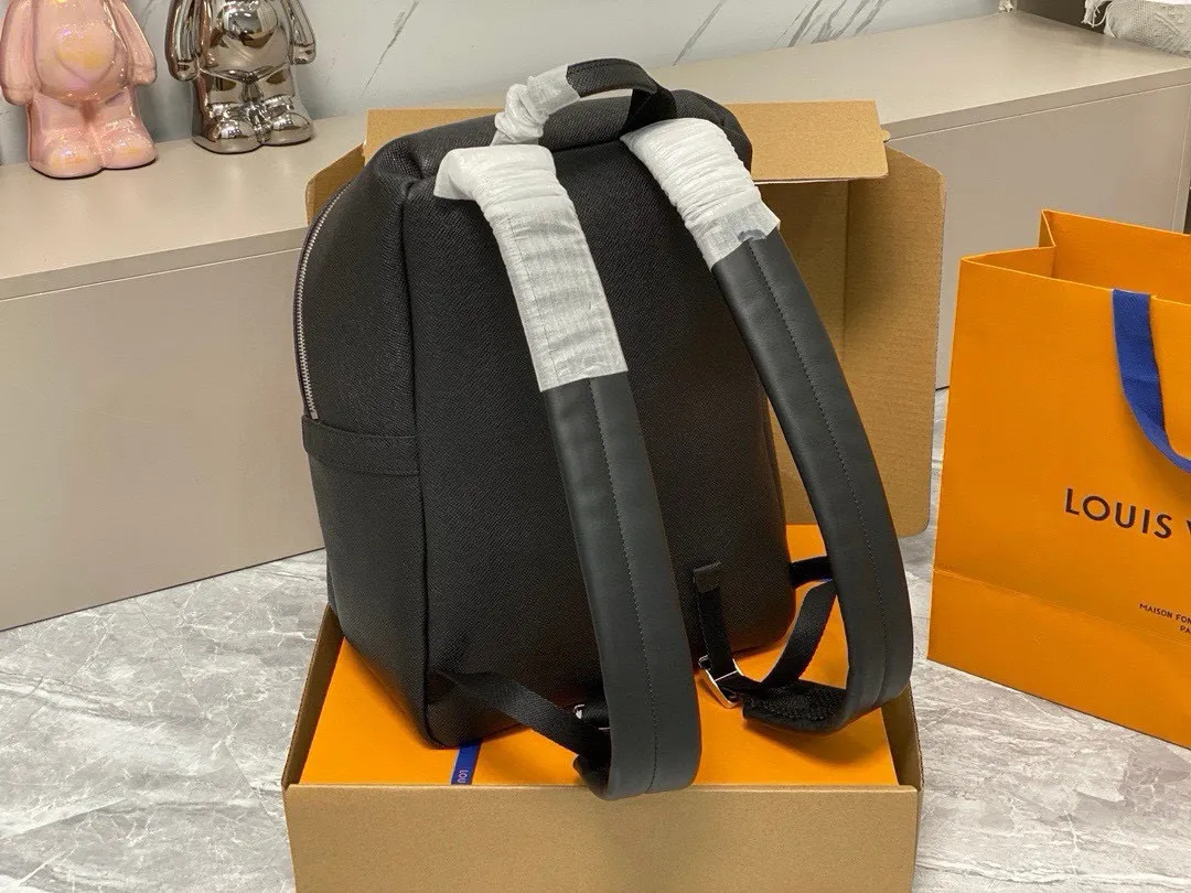 💰1040 (top layer leather) top original order】m33450 black full leather backpack series apollo backpack Inspired by college backpacks, this soft taiga leather apollo backpack brings an extremely comfortable carrying experience. The design style is low-key and elegant, ideal for fashionable men to carry daily items. size: 40*37*20cm.
