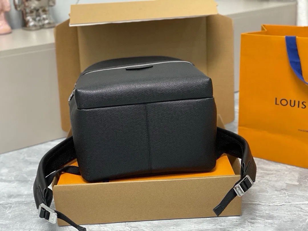 💰1040 (top layer leather) top original order】m33450 black full leather backpack series apollo backpack Inspired by college backpacks, this soft taiga leather apollo backpack brings an extremely comfortable carrying experience. The design style is low-key and elegant, ideal for fashionable men to carry daily items. size: 40*37*20cm.