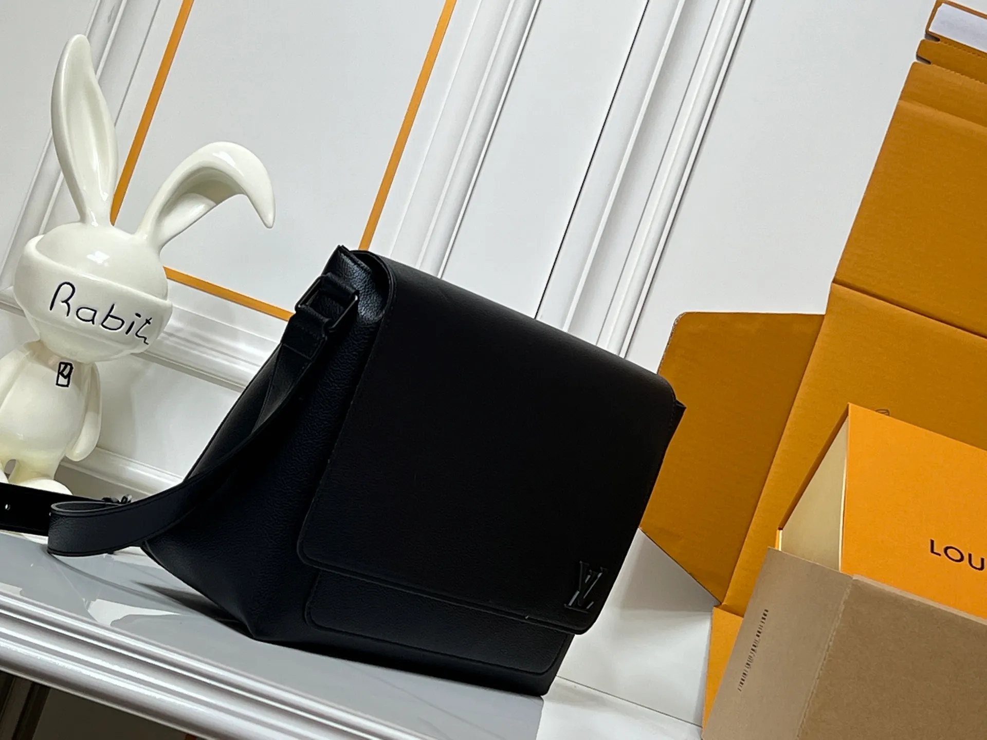 💰280💰Upgraded original LV shoulder M15268 M15267 This Speed ​​messenger bag is made of soft waxed cow leather. It has a generous configuration with padded compartments and internal patch pockets, which can easily accommodate notebooks and tablets. The rear zippered outer pocket is convenient for storing keys, wallets and other daily necessities. Dimensions: 33 x 29 x 12 (cm) ((length x height x width)