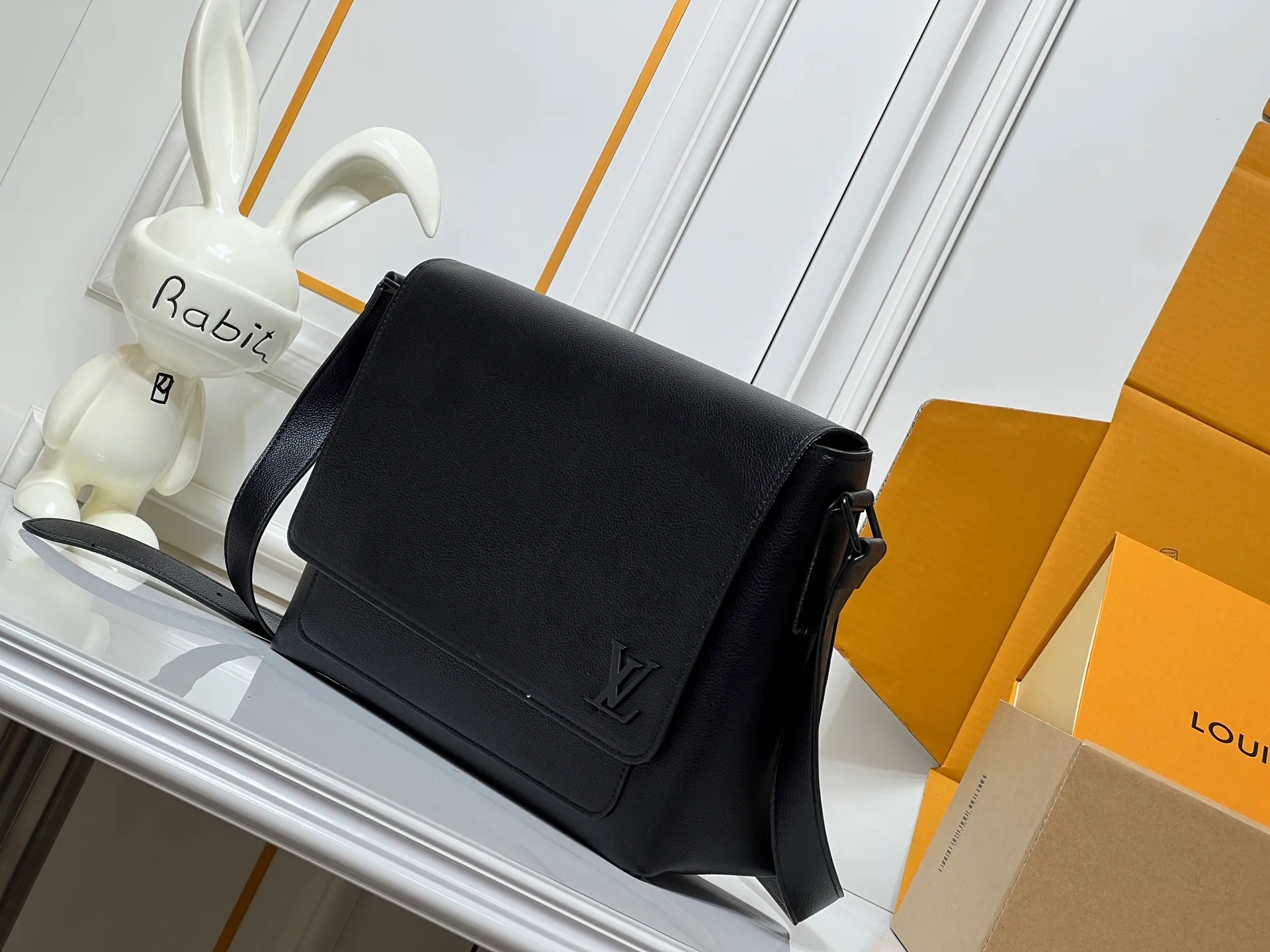 💰280💰Upgraded original LV shoulder M15268 M15267 This Speed ​​messenger bag is made of soft waxed cow leather. It has a generous configuration with padded compartments and internal patch pockets, which can easily accommodate notebooks and tablets. The rear zippered outer pocket is convenient for storing keys, wallets and other daily necessities. Dimensions: 33 x 29 x 12 (cm) ((length x height x width)