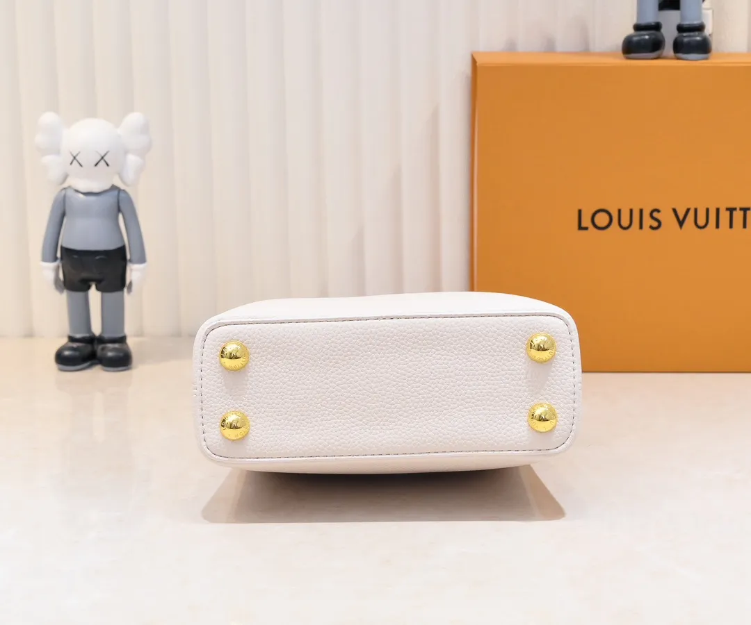 Upgraded version P440 M23943 This Capucines mini handbag incorporates exquisite Monogram flowers into the handle, and uses delicate brushstrokes to present the three-dimensional look of the LV logo, injecting dazzling luster into the soft design. Full-grain Taurillon leather has a compact shape that can hold a smartphone, short wallet and other small essentials. Detailed features 21 x 14 x 8 cm (length x height x width)