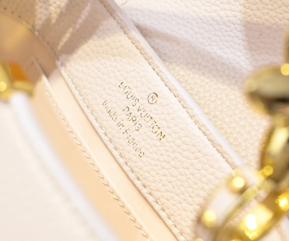 Upgraded version P440 M23943 This Capucines mini handbag incorporates exquisite Monogram flowers into the handle, and uses delicate brushstrokes to present the three-dimensional look of the LV logo, injecting dazzling luster into the soft design. Full-grain Taurillon leather has a compact shape that can hold a smartphone, short wallet and other small essentials. Detailed features 21 x 14 x 8 cm (length x height x width)