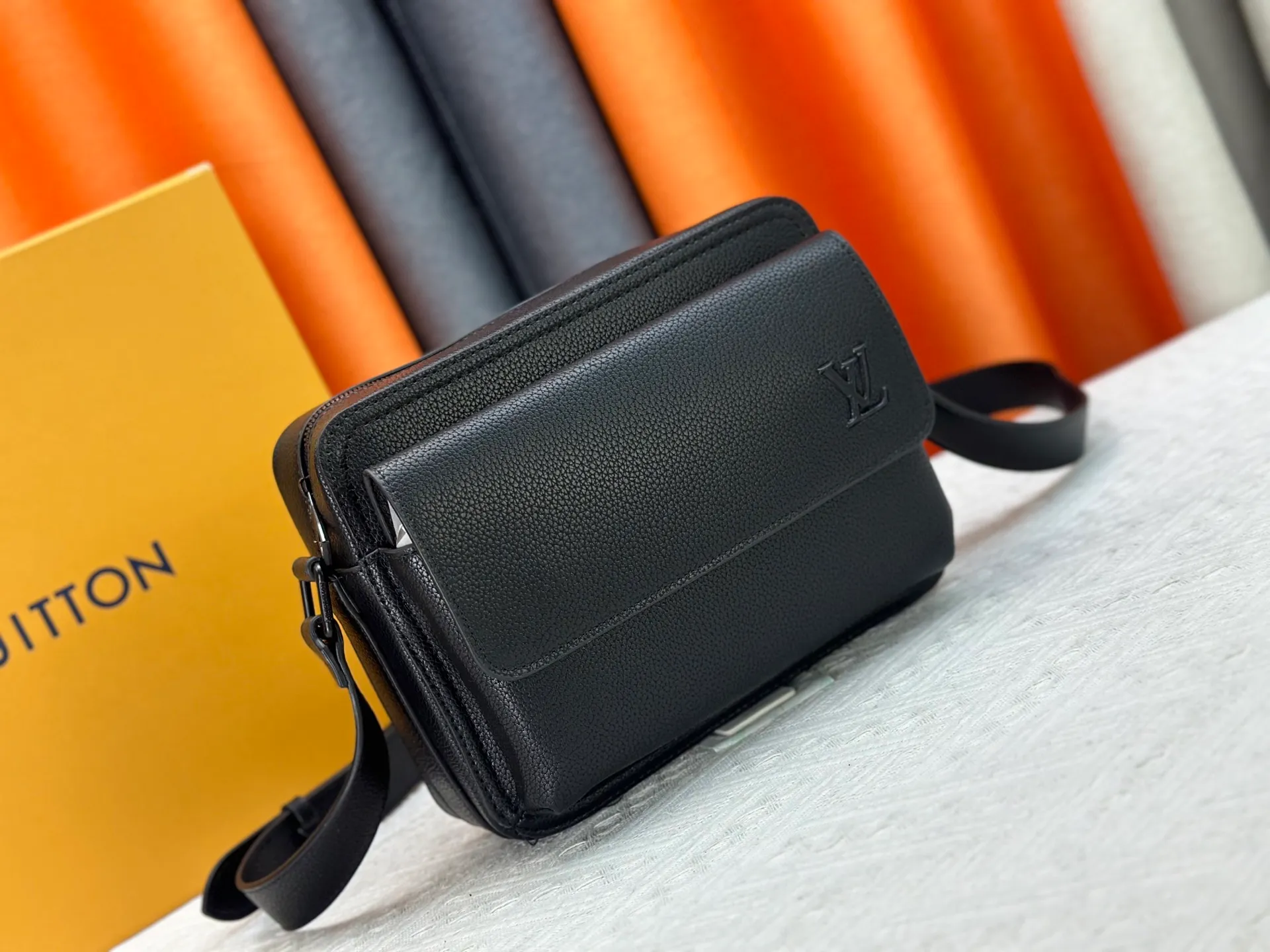 P260 Upgraded from the original M15265 M15260 M25981 This Boarding messenger bag is made of lightweight and wear-resistant waxed cow leather. It has a compact structure with internal and external patch pockets for proper storage of an 8.3-inch tablet. Adjustable leather shoulder strap upgrades comfort. Dimensions: 24 x 18 x 9 (cm) ((length x height x width)