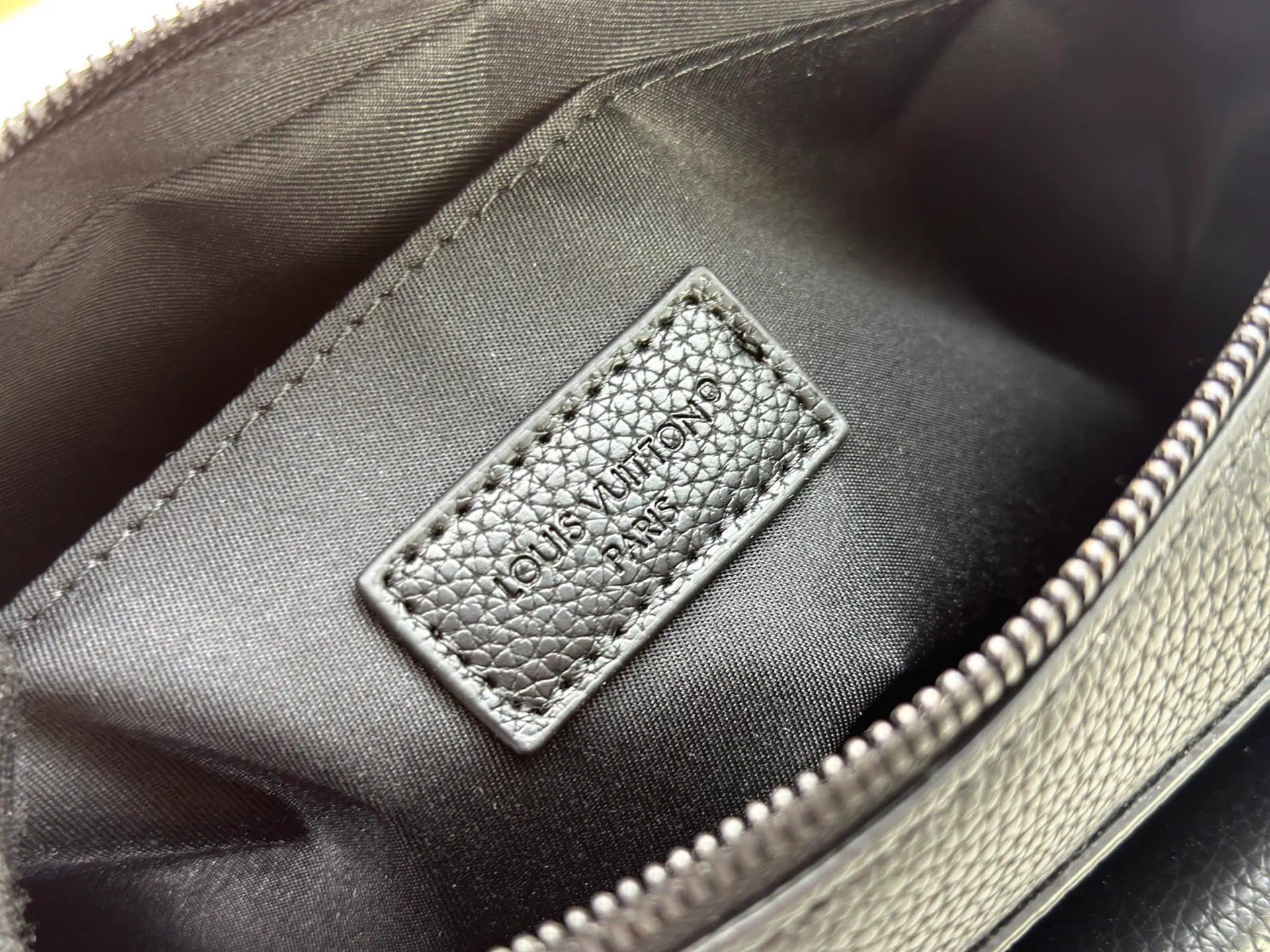 P260 Upgraded from the original M15265 M15260 M25981 This Boarding messenger bag is made of lightweight and wear-resistant waxed cow leather. It has a compact structure with internal and external patch pockets for proper storage of an 8.3-inch tablet. Adjustable leather shoulder strap upgrades comfort. Dimensions: 24 x 18 x 9 (cm) ((length x height x width)