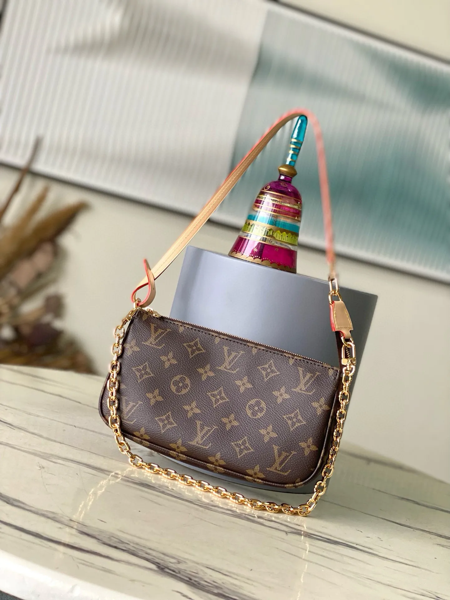 💰520 (steel chain) top original order M82766 This Pochette Accessoires handbag is made of Monogram canvas to interpret the classic design. It opens with a zipper and has ample space. It has zipper pockets, patch pockets and card compartments, which can safely store daily needs. The leather shoulder strap and chain are both detachable, enabling a variety of carrying methods. Dimensions: 23.5x 13.5x 4 cm (length x height x width)