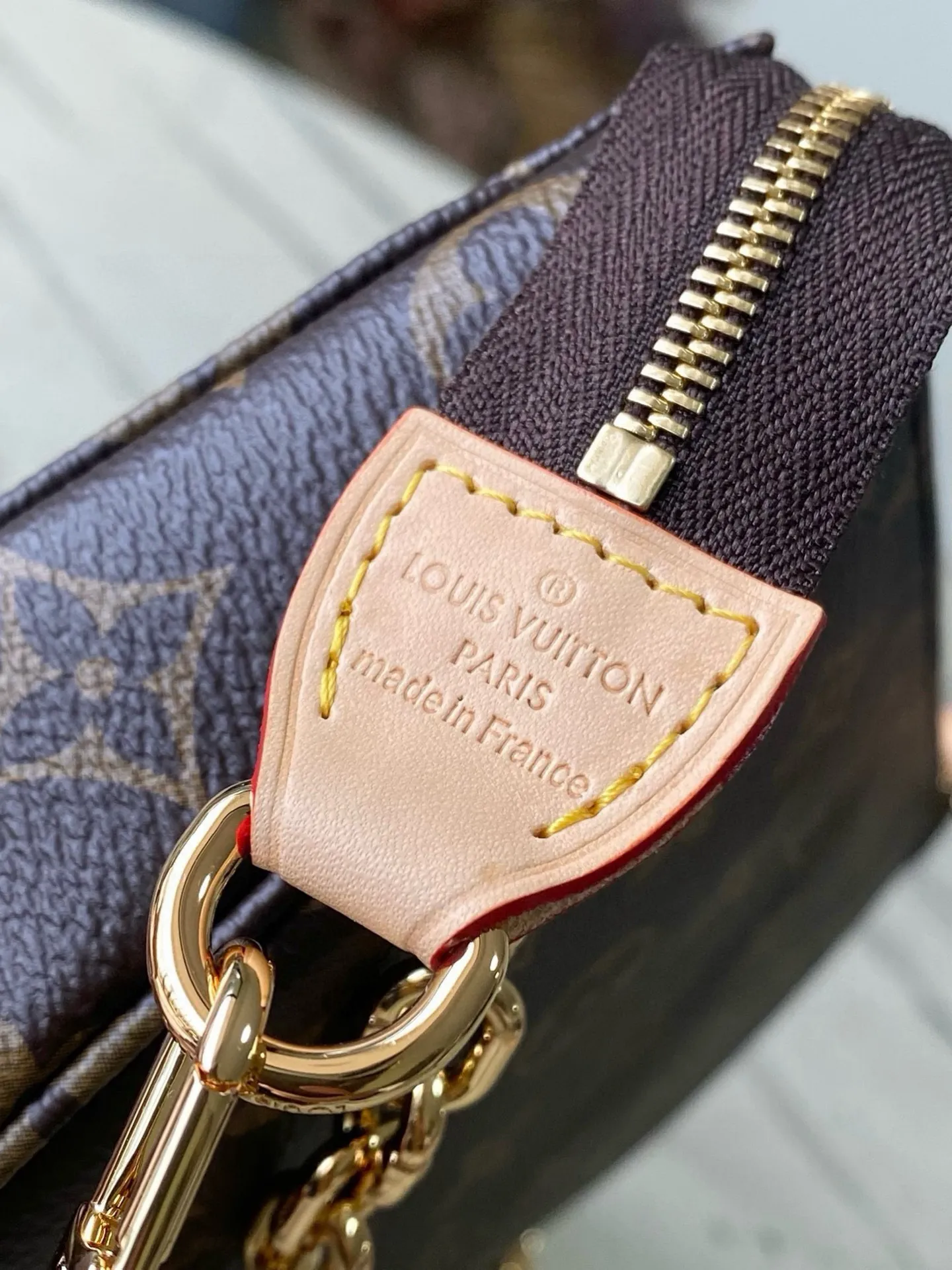 💰520 (steel chain) top original order M82766 This Pochette Accessoires handbag is made of Monogram canvas to interpret the classic design. It opens with a zipper and has ample space. It has zipper pockets, patch pockets and card compartments, which can safely store daily needs. The leather shoulder strap and chain are both detachable, enabling a variety of carrying methods. Dimensions: 23.5x 13.5x 4 cm (length x height x width)