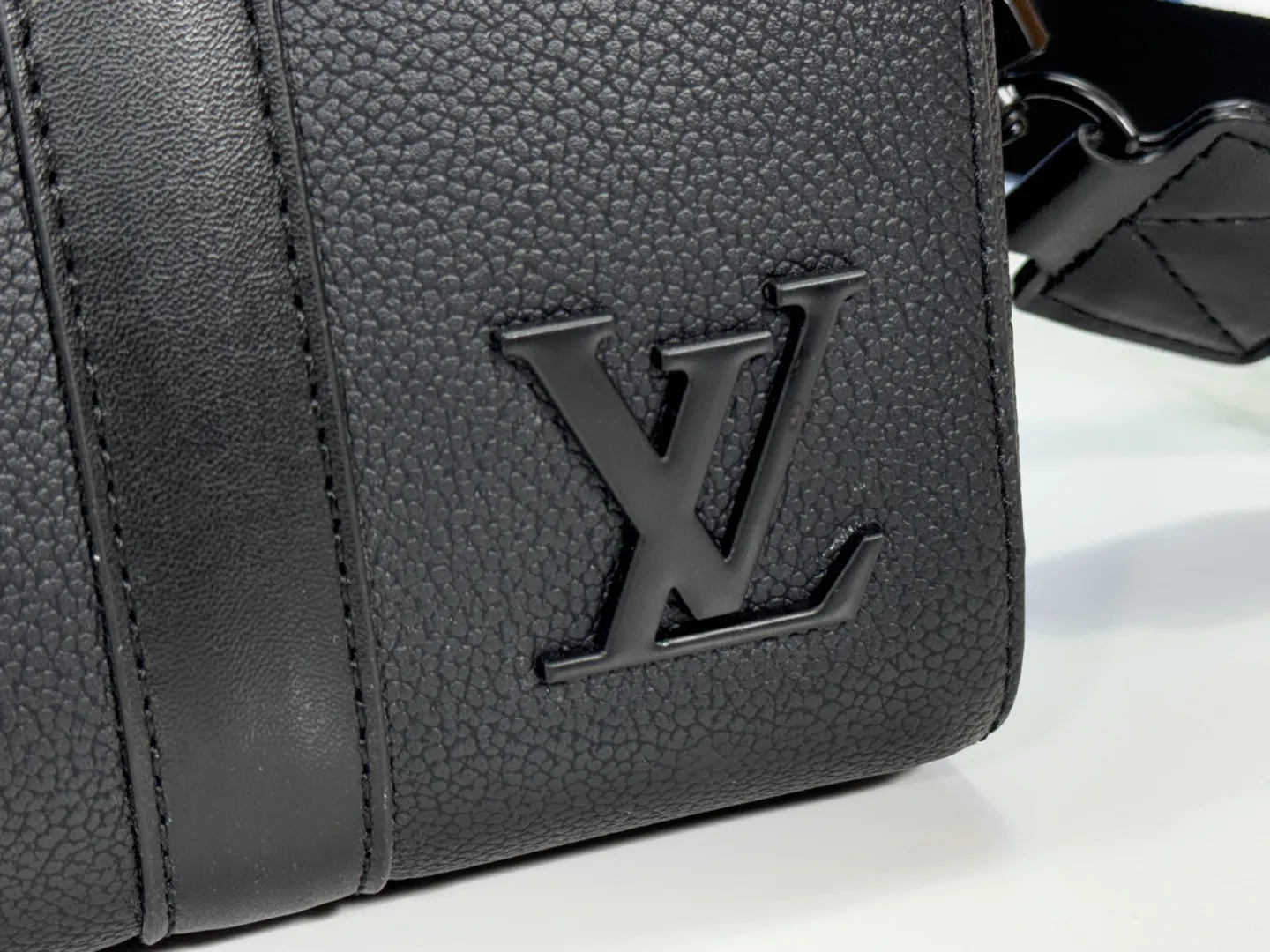 P240 Upgraded original M59255 black full leather This city keepall handbag is made of Iv aerogram cow leather, showing its handsome style with its delicate texture. The metal IV logo, leather tag and jacquard shoulder strap mark the brand identity, and the compact design is suitable for daily travel. Size 27×17×13cm (length x height x width)