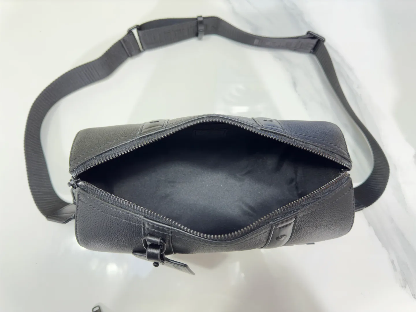 P240 Upgraded original M59255 black full leather This city keepall handbag is made of Iv aerogram cow leather, showing its handsome style with its delicate texture. The metal IV logo, leather tag and jacquard shoulder strap mark the brand identity, and the compact design is suitable for daily travel. Size 27×17×13cm (length x height x width)