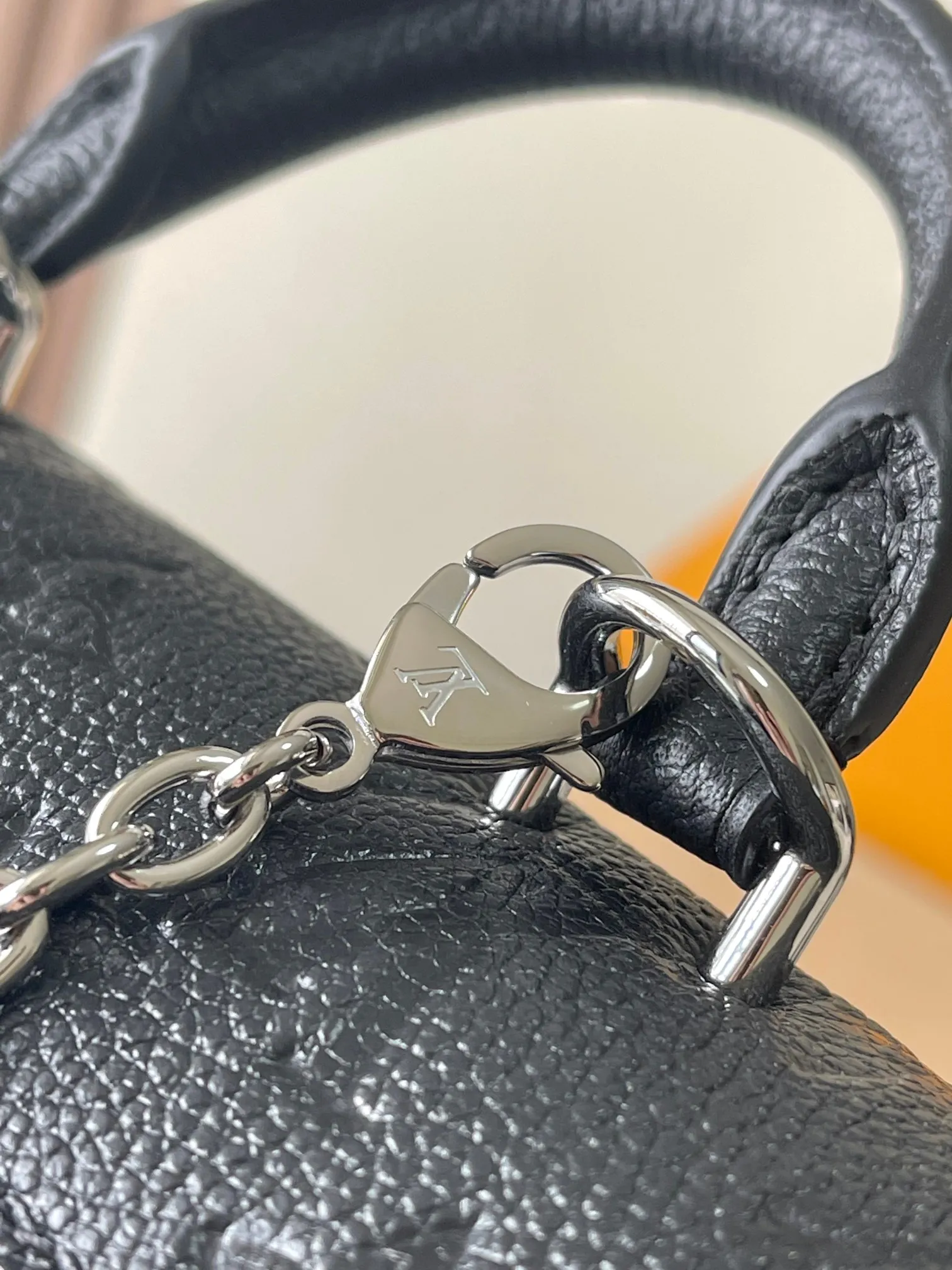 P2560 [Special grade MB original leather] This Nano Madeleine handbag uses Monogram Empreinte leather to interpret the pocket version of the Madeleine handbag. Model: M12144 black chip version. Material: A-grade all-steel hardware, imported original fabric. Packaging: full set of original duty-free MB packaging. Size: 21*12.5*6CM