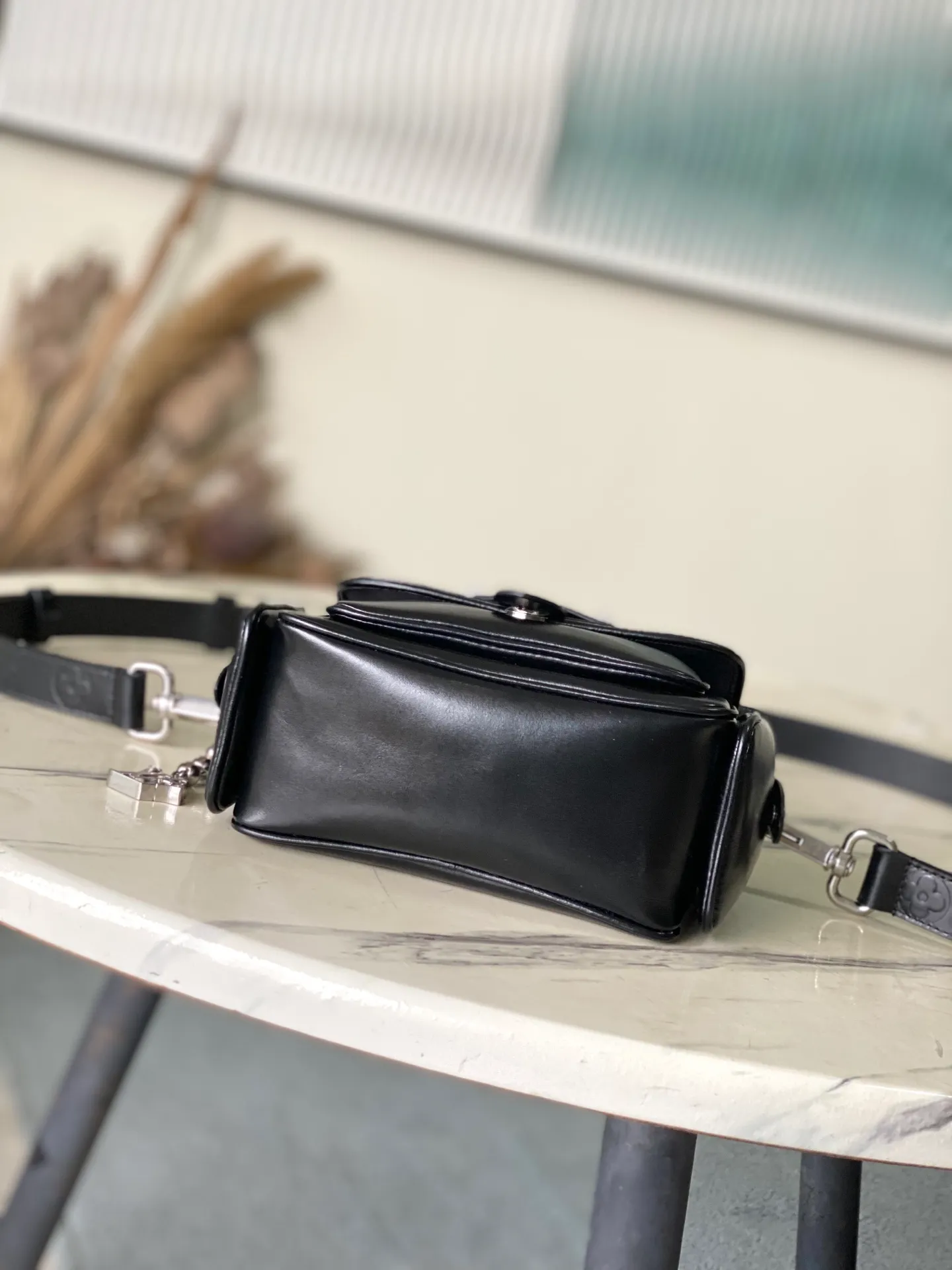 💰1460 (top layer leather) top original order M13989 This Cargo mini handbag is made of soft cow leather to show the relaxed charm, and then the surface is alive with the elegant luster of nylon. The LV letter decoration on the side hangs under the bead chain. Dimensions: 23 × 14 × 10 cm