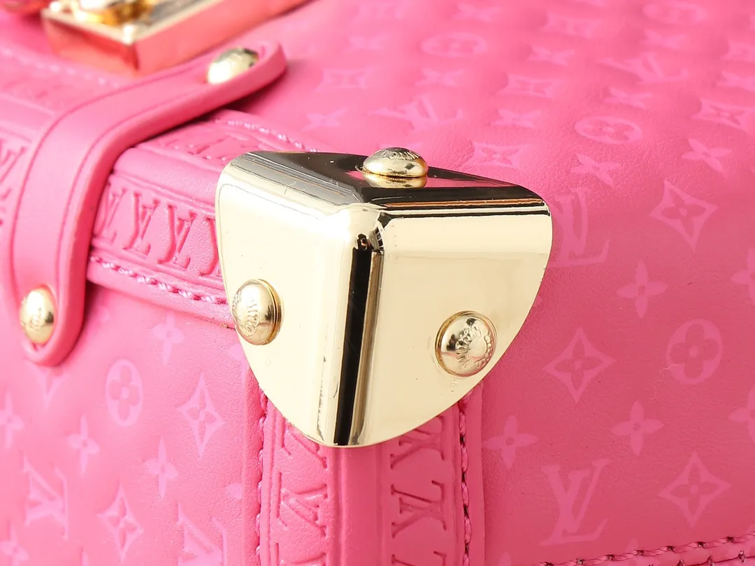 💰320💰Upgraded from the original M46358 full leather bag inspired by travel luggage. The overall design is a classic monogram. The bag is surrounded by metal edging, retaining the signature hard box craftsmanship, and perfectly blending leather and metal, softness and hardness, which not only shows the softness of the leather but also incorporates a bit of laziness and casualness. Dimensions: 24.5x16.5x8.5cm (length x height x width)