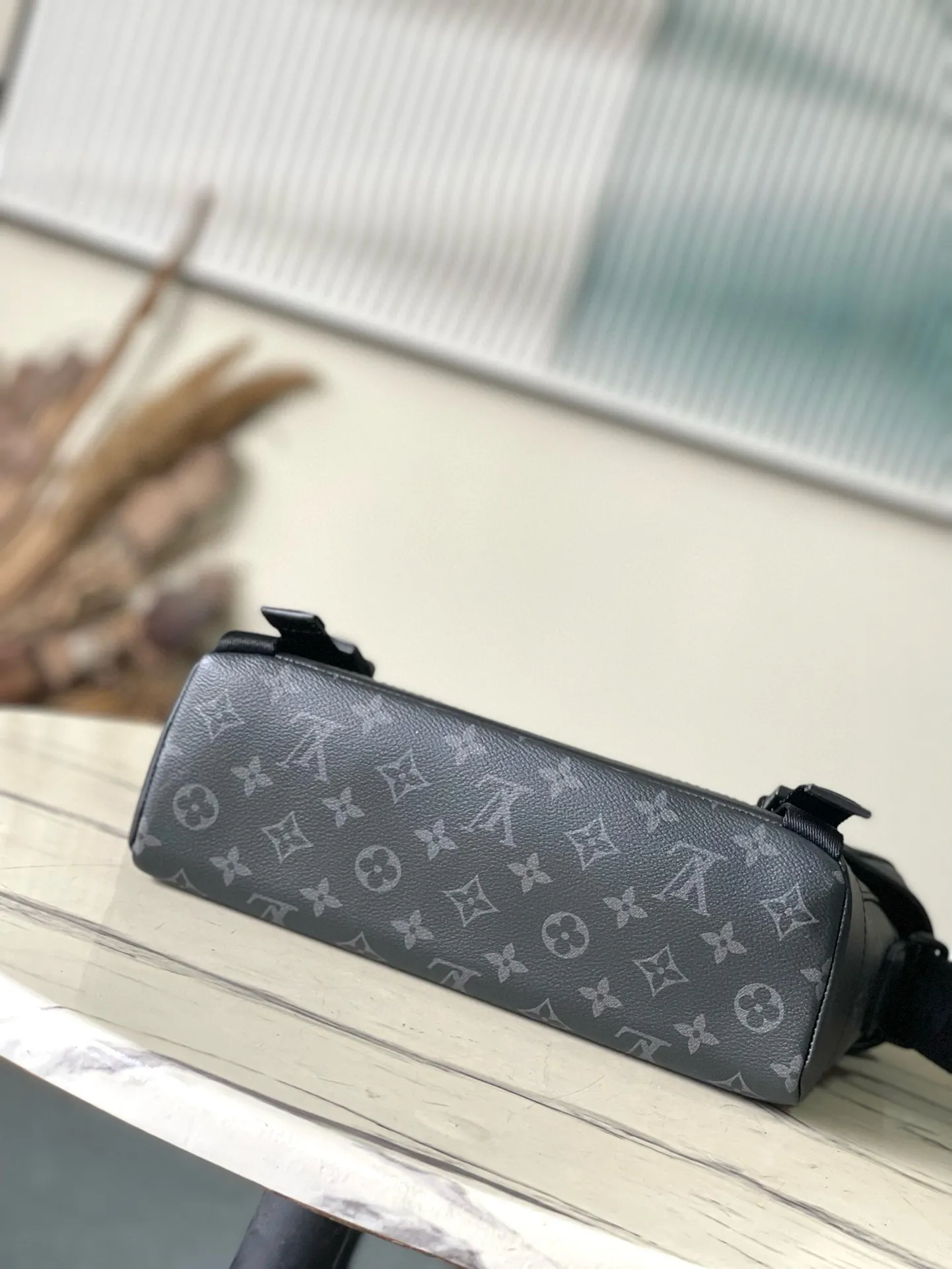💰1080 Top Original M12517 Black Flower This Voyager small messenger bag is made of Monogram Shadow cow leather, inspired by retro school bags. The new LV buckle brings a convenient experience, the adjustable shoulder strap allows for comfortable carrying, and there is ample space to store tablets, chargers, notepads and other daily needs. Dimensions: 33 × 22.5 × 11 cm