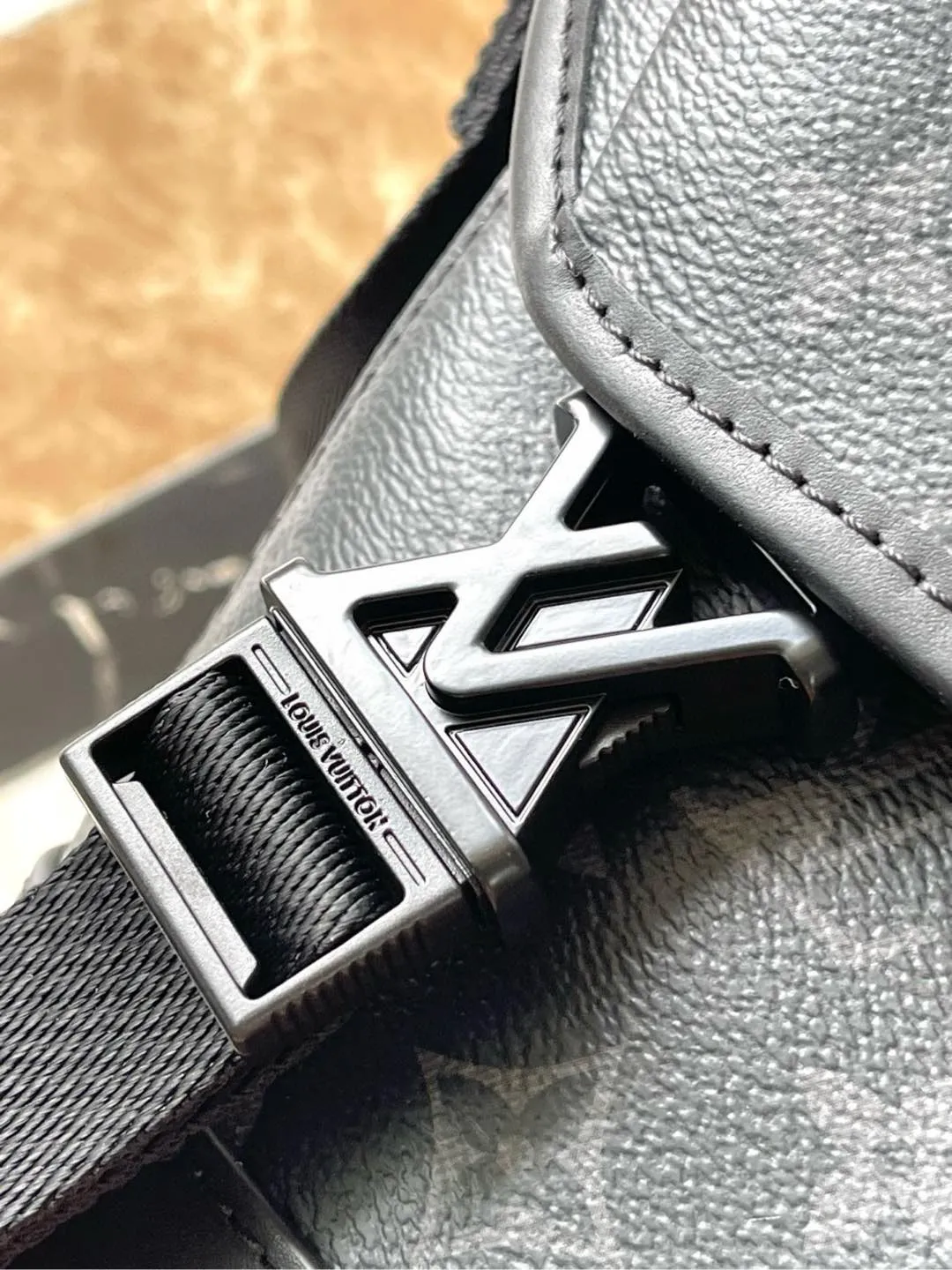 💰1080 Top Original M12517 Black Flower This Voyager small messenger bag is made of Monogram Shadow cow leather, inspired by retro school bags. The new LV buckle brings a convenient experience, the adjustable shoulder strap allows for comfortable carrying, and there is ample space to store tablets, chargers, notepads and other daily needs. Dimensions: 33 × 22.5 × 11 cm