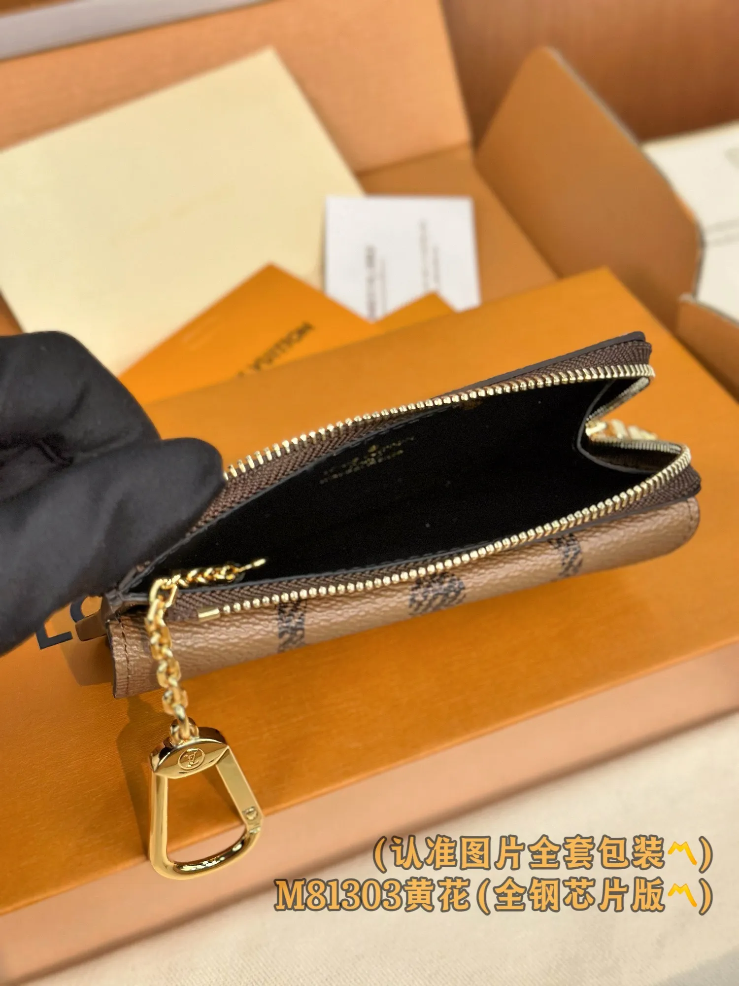 P720 [Genuine grade] [Special grade MB all-steel high-elastic fabric] M81303 (〽️A-grade all-steel version〽️) personalized customization! Transcoding chip, Recto Verso business card holder, this Recto Verso business card holder is perfectly blended with Monogram and Monogram Reverse canvas, embellished with exquisite calfskin trim, the design is versatile and equipped with many practical details, including flap pockets, a wide L-shaped zipper compartment and four business card compartments, plus a hidden hook chain strap, which can be tied to any handbag or belt.  13 x 8 x 2 cm (length x height x width).
