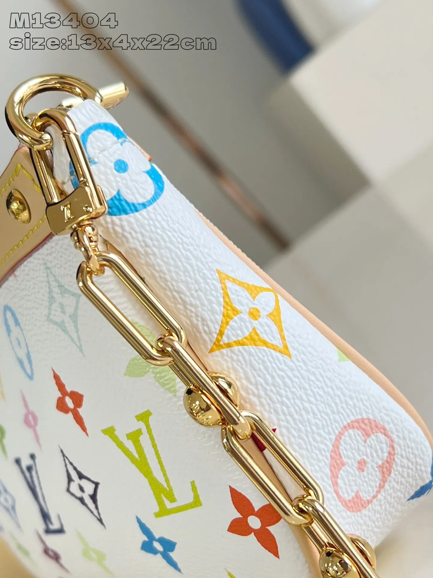 Factory price 740 [top quality original order] dynamic chip! M13404 white color, this Pochette Accessoires handbag is made of coated canvas, with colorful Monogram patterns to interpret the smart style of the Louis Vuitton x Murakami cross-border collaboration series. Calf leather trim and dazzling hardware add to the sophisticated details, while the detachable shoulder strap and chain allow for flexible carry. 13 x 4 x 22 cm (height x width x length)