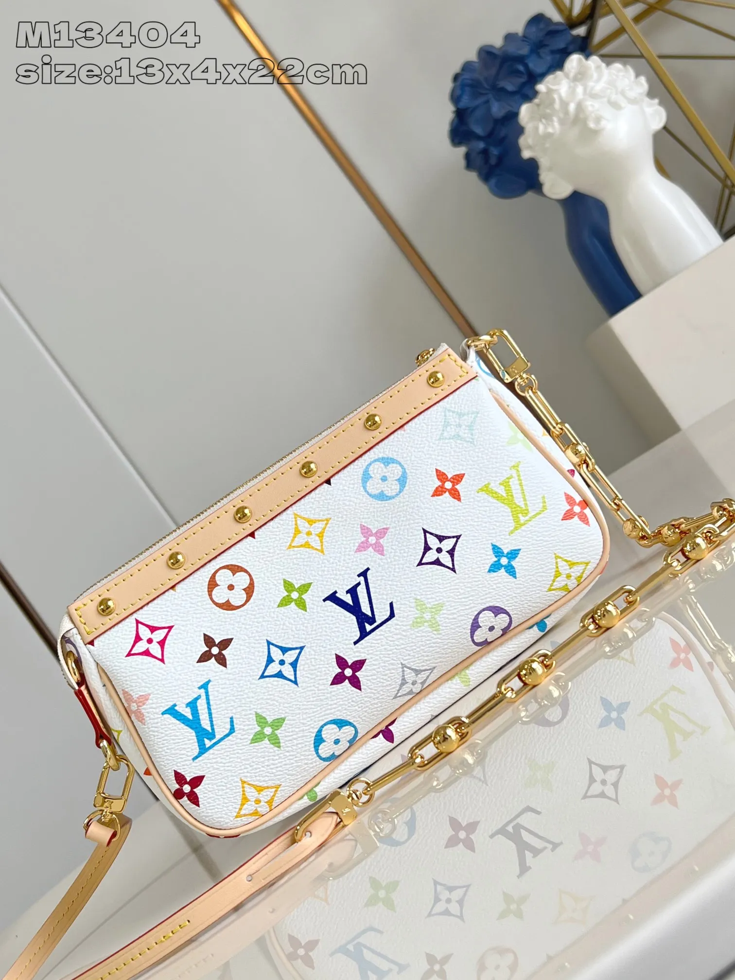 Factory price 740 [top quality original order] dynamic chip! M13404 white color, this Pochette Accessoires handbag is made of coated canvas, with colorful Monogram patterns to interpret the smart style of the Louis Vuitton x Murakami cross-border collaboration series. Calf leather trim and dazzling hardware add to the sophisticated details, while the detachable shoulder strap and chain allow for flexible carry. 13 x 4 x 22 cm (height x width x length)