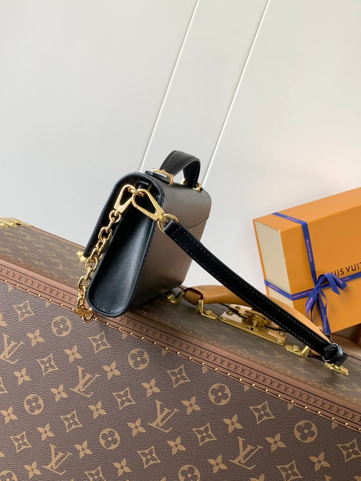 💰1180 (top-grain leather) top-quality original order, transcoding chip M12143 black M12405 red M12265 white Wallet On Chain Capucines handbag combines exquisite craftsmanship and elegant style. The smooth leather is embellished with the classic LV letters. It is equipped with a detachable metal chain and leather shoulder strap, which can be carried by hand, shoulder or crossbody. The neat interior features Monogram floral magnet fastening, patch pockets, and card compartment.  12 x 4 x 23 cm (H x W x L) Cowhide Leather Trimming Cowhide lining Metal hardware Monogram floral magnetic closure Large main compartment Internal patch pocket with card compartment Shoulder strap: removable, adjustable Half-length strap: 43.0 cm Strap half-length adjustable to: 53.0 cm Chain: Removable Chain half-length: 22.5 cm Handle: Single handle