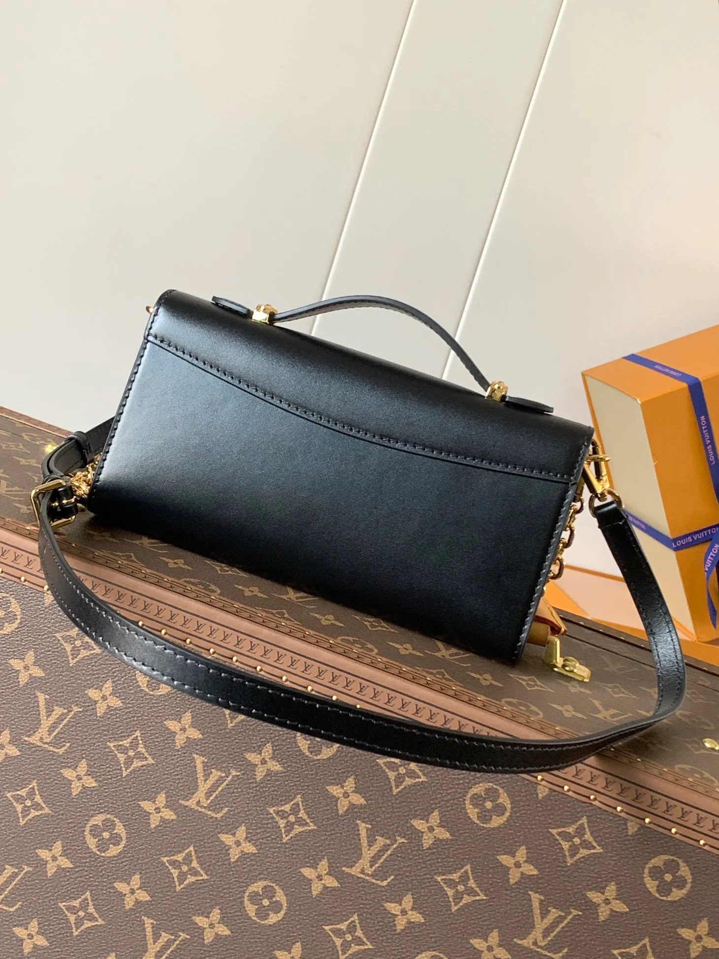 💰1180 (top-grain leather) top-quality original order, transcoding chip M12143 black M12405 red M12265 white Wallet On Chain Capucines handbag combines exquisite craftsmanship and elegant style. The smooth leather is embellished with the classic LV letters. It is equipped with a detachable metal chain and leather shoulder strap, which can be carried by hand, shoulder or crossbody. The neat interior features Monogram floral magnet fastening, patch pockets, and card compartment.  12 x 4 x 23 cm (H x W x L) Cowhide Leather Trimming Cowhide lining Metal hardware Monogram floral magnetic closure Large main compartment Internal patch pocket with card compartment Shoulder strap: removable, adjustable Half-length strap: 43.0 cm Strap half-length adjustable to: 53.0 cm Chain: Removable Chain half-length: 22.5 cm Handle: Single handle