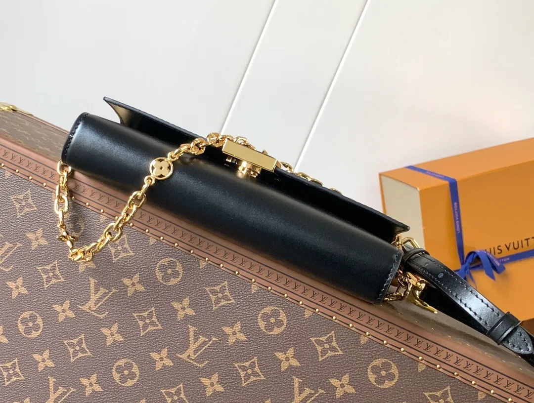💰1180 (top-grain leather) top-quality original order, transcoding chip M12143 black M12405 red M12265 white Wallet On Chain Capucines handbag combines exquisite craftsmanship and elegant style. The smooth leather is embellished with the classic LV letters. It is equipped with a detachable metal chain and leather shoulder strap, which can be carried by hand, shoulder or crossbody. The neat interior features Monogram floral magnet fastening, patch pockets, and card compartment.  12 x 4 x 23 cm (H x W x L) Cowhide Leather Trimming Cowhide lining Metal hardware Monogram floral magnetic closure Large main compartment Internal patch pocket with card compartment Shoulder strap: removable, adjustable Half-length strap: 43.0 cm Strap half-length adjustable to: 53.0 cm Chain: Removable Chain half-length: 22.5 cm Handle: Single handle