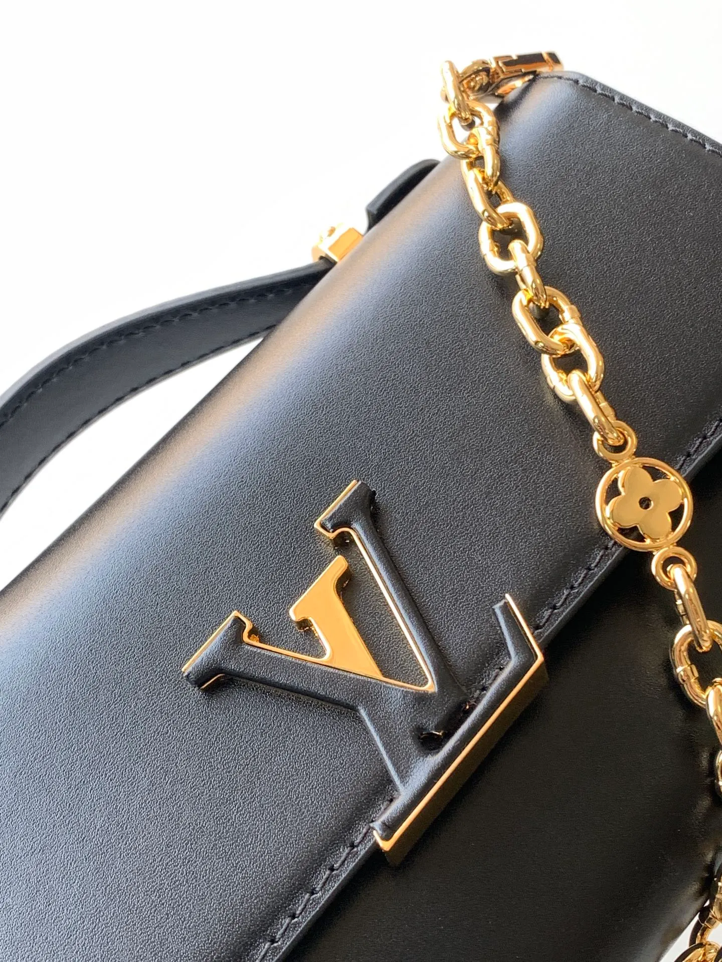💰1180 (top-grain leather) top-quality original order, transcoding chip M12143 black M12405 red M12265 white Wallet On Chain Capucines handbag combines exquisite craftsmanship and elegant style. The smooth leather is embellished with the classic LV letters. It is equipped with a detachable metal chain and leather shoulder strap, which can be carried by hand, shoulder or crossbody. The neat interior features Monogram floral magnet fastening, patch pockets, and card compartment.  12 x 4 x 23 cm (H x W x L) Cowhide Leather Trimming Cowhide lining Metal hardware Monogram floral magnetic closure Large main compartment Internal patch pocket with card compartment Shoulder strap: removable, adjustable Half-length strap: 43.0 cm Strap half-length adjustable to: 53.0 cm Chain: Removable Chain half-length: 22.5 cm Handle: Single handle