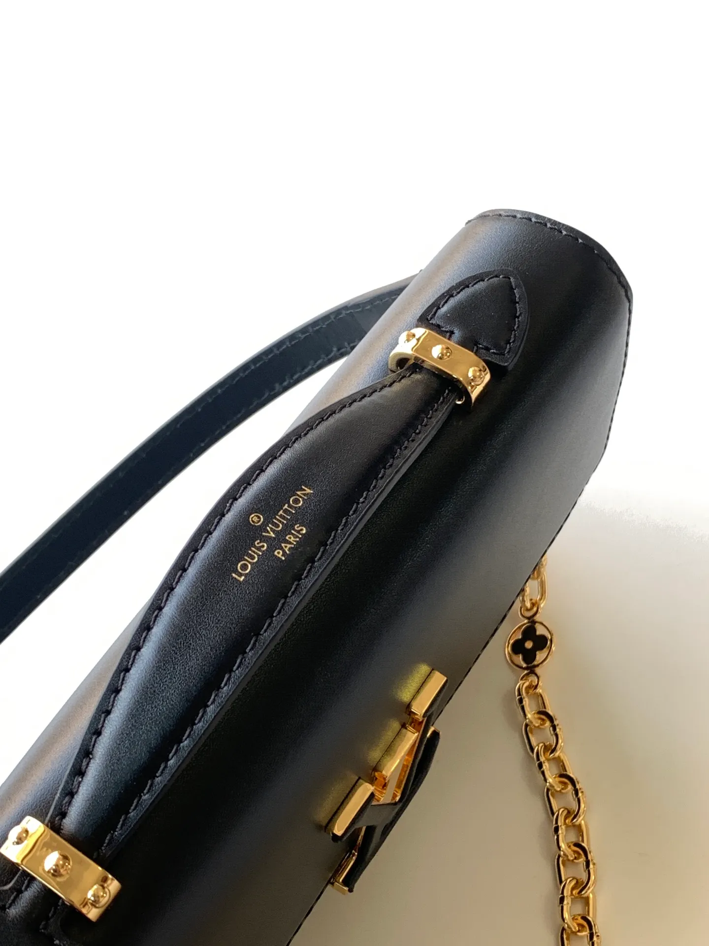 💰1180 (top-grain leather) top-quality original order, transcoding chip M12143 black M12405 red M12265 white Wallet On Chain Capucines handbag combines exquisite craftsmanship and elegant style. The smooth leather is embellished with the classic LV letters. It is equipped with a detachable metal chain and leather shoulder strap, which can be carried by hand, shoulder or crossbody. The neat interior features Monogram floral magnet fastening, patch pockets, and card compartment.  12 x 4 x 23 cm (H x W x L) Cowhide Leather Trimming Cowhide lining Metal hardware Monogram floral magnetic closure Large main compartment Internal patch pocket with card compartment Shoulder strap: removable, adjustable Half-length strap: 43.0 cm Strap half-length adjustable to: 53.0 cm Chain: Removable Chain half-length: 22.5 cm Handle: Single handle