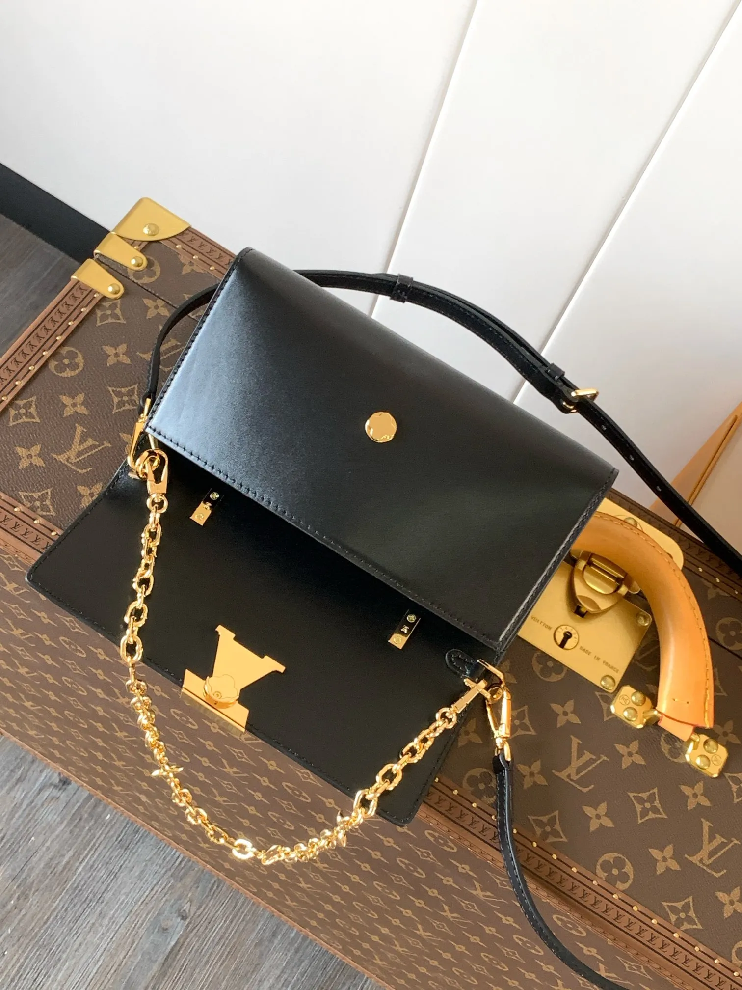 💰1180 (top-grain leather) top-quality original order, transcoding chip M12143 black M12405 red M12265 white Wallet On Chain Capucines handbag combines exquisite craftsmanship and elegant style. The smooth leather is embellished with the classic LV letters. It is equipped with a detachable metal chain and leather shoulder strap, which can be carried by hand, shoulder or crossbody. The neat interior features Monogram floral magnet fastening, patch pockets, and card compartment.  12 x 4 x 23 cm (H x W x L) Cowhide Leather Trimming Cowhide lining Metal hardware Monogram floral magnetic closure Large main compartment Internal patch pocket with card compartment Shoulder strap: removable, adjustable Half-length strap: 43.0 cm Strap half-length adjustable to: 53.0 cm Chain: Removable Chain half-length: 22.5 cm Handle: Single handle