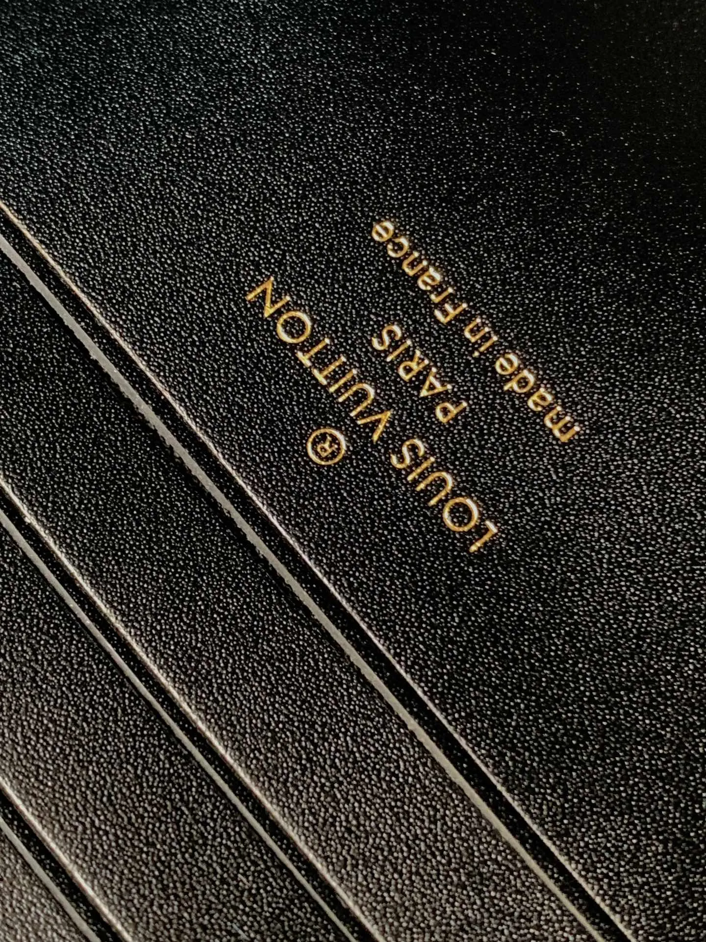 💰1180 (top-grain leather) top-quality original order, transcoding chip M12143 black M12405 red M12265 white Wallet On Chain Capucines handbag combines exquisite craftsmanship and elegant style. The smooth leather is embellished with the classic LV letters. It is equipped with a detachable metal chain and leather shoulder strap, which can be carried by hand, shoulder or crossbody. The neat interior features Monogram floral magnet fastening, patch pockets, and card compartment.  12 x 4 x 23 cm (H x W x L) Cowhide Leather Trimming Cowhide lining Metal hardware Monogram floral magnetic closure Large main compartment Internal patch pocket with card compartment Shoulder strap: removable, adjustable Half-length strap: 43.0 cm Strap half-length adjustable to: 53.0 cm Chain: Removable Chain half-length: 22.5 cm Handle: Single handle