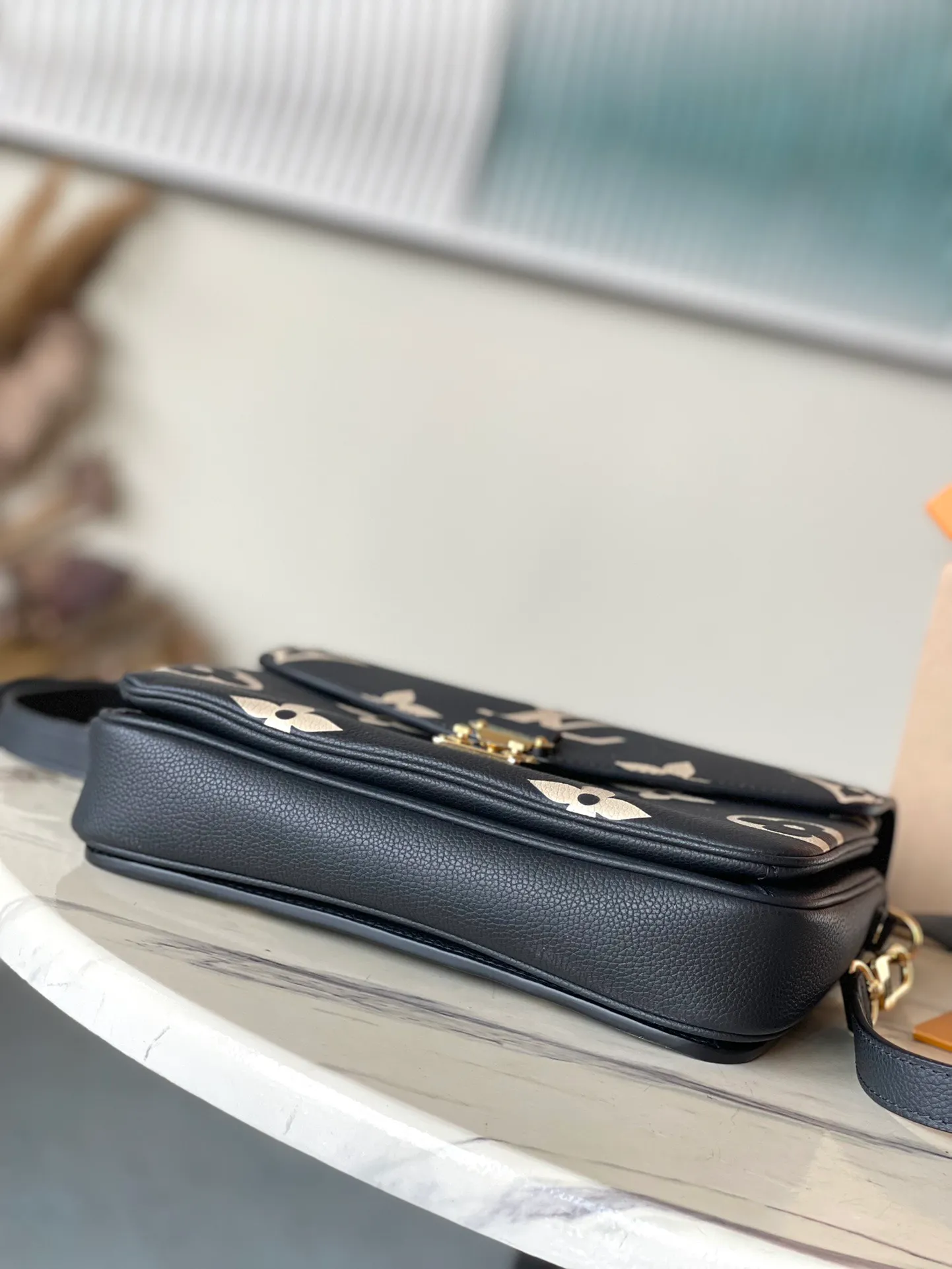 💰1040 (top layer leather) top original order M45773. Support counter inspection. Photos taken of duty-free goods are consistent with the product without unpacking. This product is an exclusive duty-free product in the market and is the highest-end product. Inspection is supported. This product has passed strict inspection and is flawless. Please wear gloves when touching the product. This product is not returnable or exchangeable. Please confirm the product first and then remove the label on the handle. This product is temporarily not open to the public, only regular customers, and is in short supply. Dimensions: 25 x 17 x 7 cm
