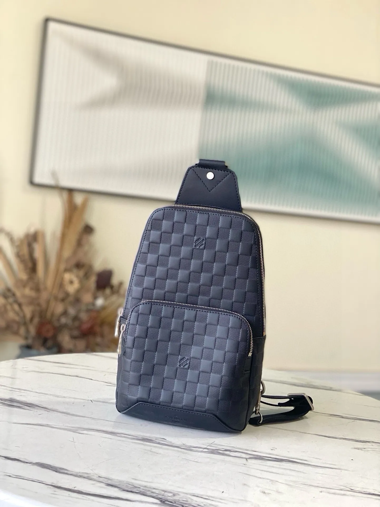💰820 (first-grain leather) Top-quality original item N41720 Sporty and casual, this Avenue shoulder bag is made of Damier Infini leather and is your ideal bag in the city. Compact and lightweight, the bag shape conforms to the curves of the body, making it the ideal small handbag for the modern active man. 20 x 31 x 10cm (length x height x width)