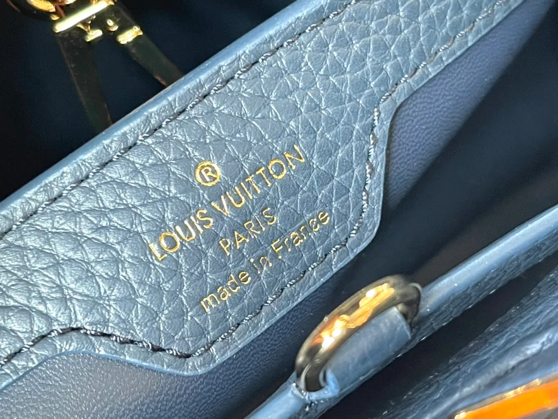 💰2460 (Special grade original leather) N99387/M48865 Dark Blue Snake Shoulder This Capucines BB handbag is made of full-grain Taurillon leather and has a sophisticated structure. It has a top handle, a two-way flap and a logo outlined in python snakeskin, making it a gorgeous choice for day and night. The detachable wide shoulder strap can be worn on the shoulder or cross-body for a bold and edgy look. Size: 27*18*9cm