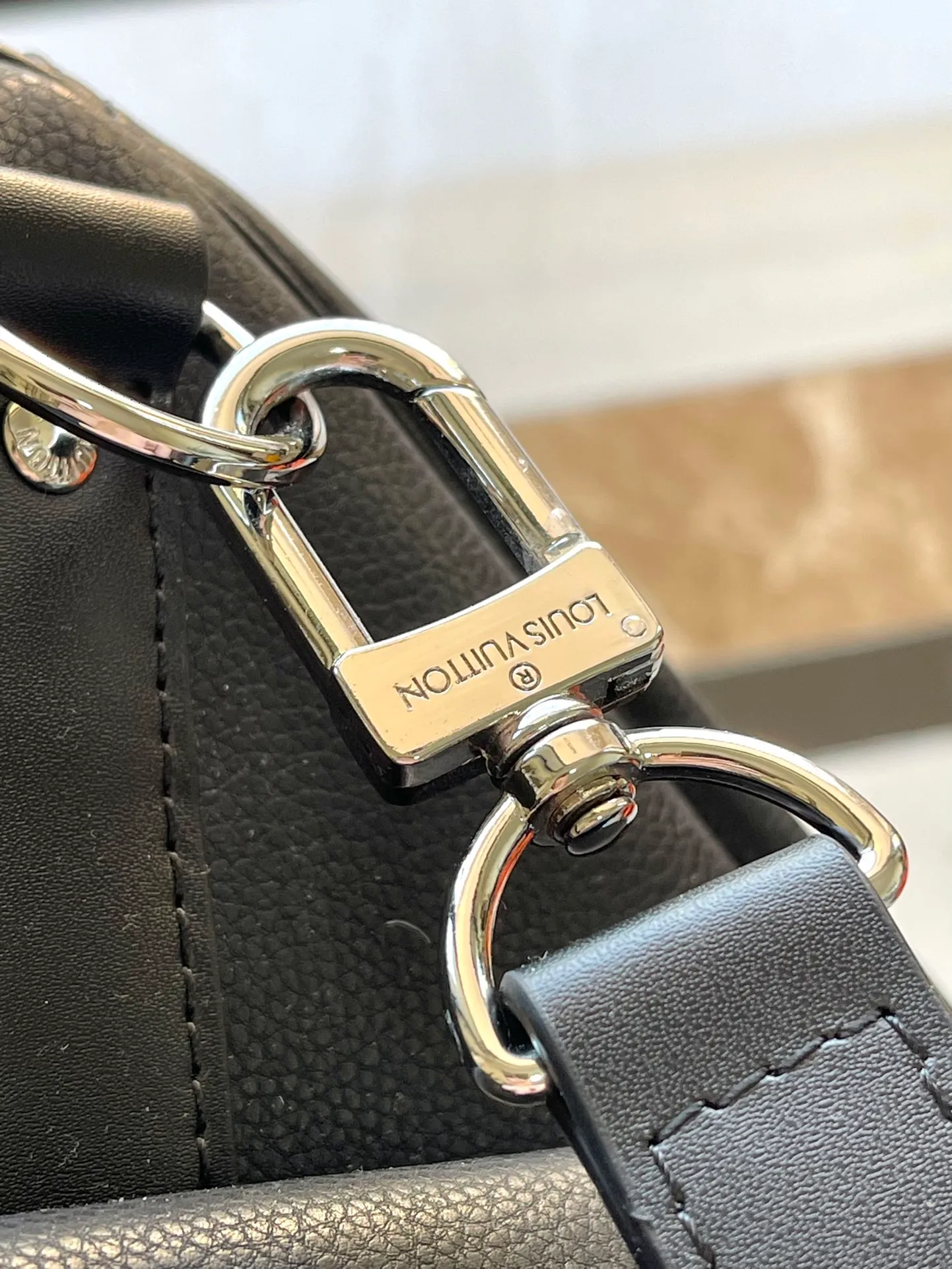 💰1740 Top original order M12690 This Keepal Bandouliere 50 travel bag is from the LVPark series. It has a grained leather body and is cleverly integrated into the Monogram coated canvas zippered side pockets. The removable LVLovers suede nameplate confirms the brand's identity. Dimensions: 50 × 29 × 23 cm