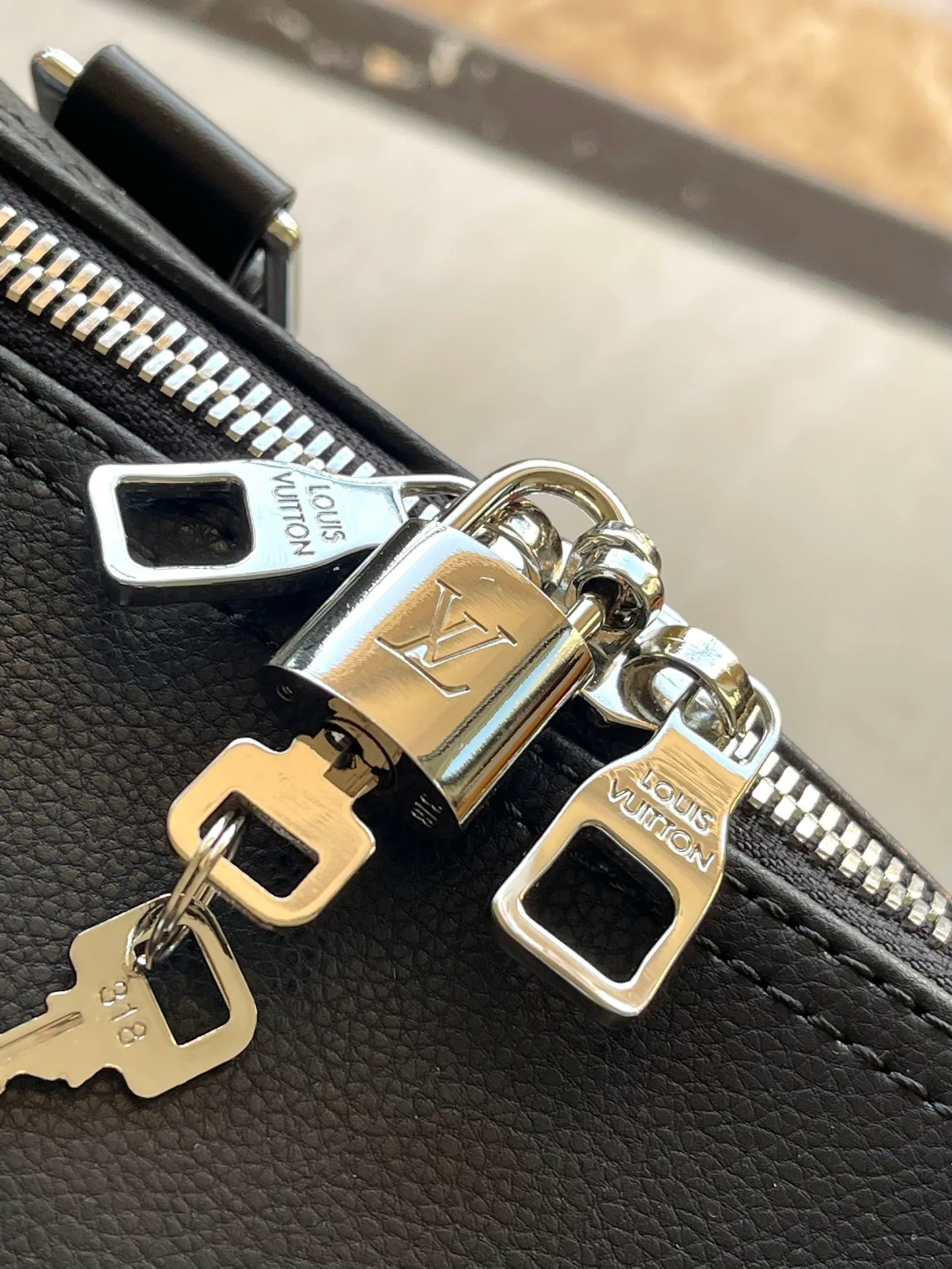 💰1740 Top original order M12690 This Keepal Bandouliere 50 travel bag is from the LVPark series. It has a grained leather body and is cleverly integrated into the Monogram coated canvas zippered side pockets. The removable LVLovers suede nameplate confirms the brand's identity. Dimensions: 50 × 29 × 23 cm