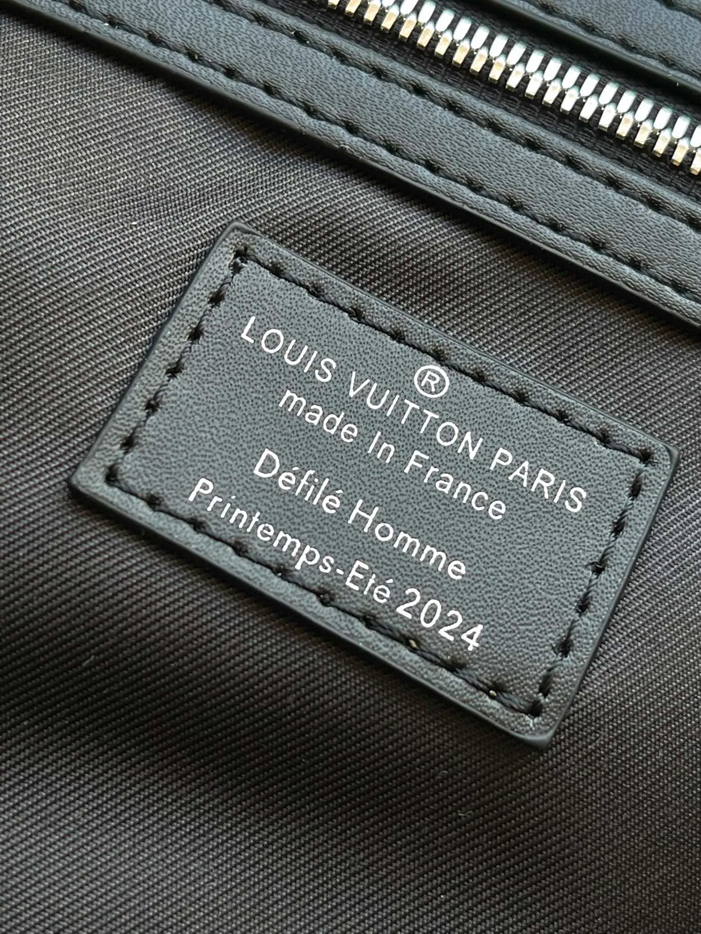 💰1740 Top original order M12690 This Keepal Bandouliere 50 travel bag is from the LVPark series. It has a grained leather body and is cleverly integrated into the Monogram coated canvas zippered side pockets. The removable LVLovers suede nameplate confirms the brand's identity. Dimensions: 50 × 29 × 23 cm