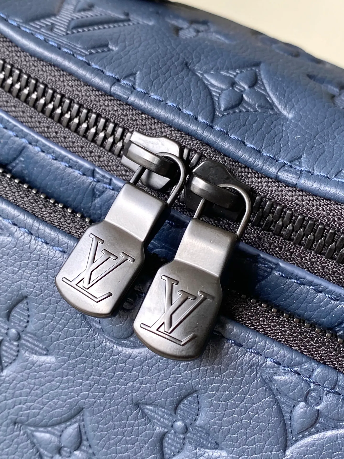 💰1300 (top-grain leather) top original order M25227 This Rush waist bag is made of Monogram Shadow cow leather to create a close-fitting structure. Its zippered front pocket allows easy access to mobile phones, keys and cards. The adjustable strap fastens with a sliding hook, making it easy to wear around the waist, on the shoulder or across the body, and the leather handles add handheld options and a sporty look. Dimensions: 30 × 15 × 8 cm