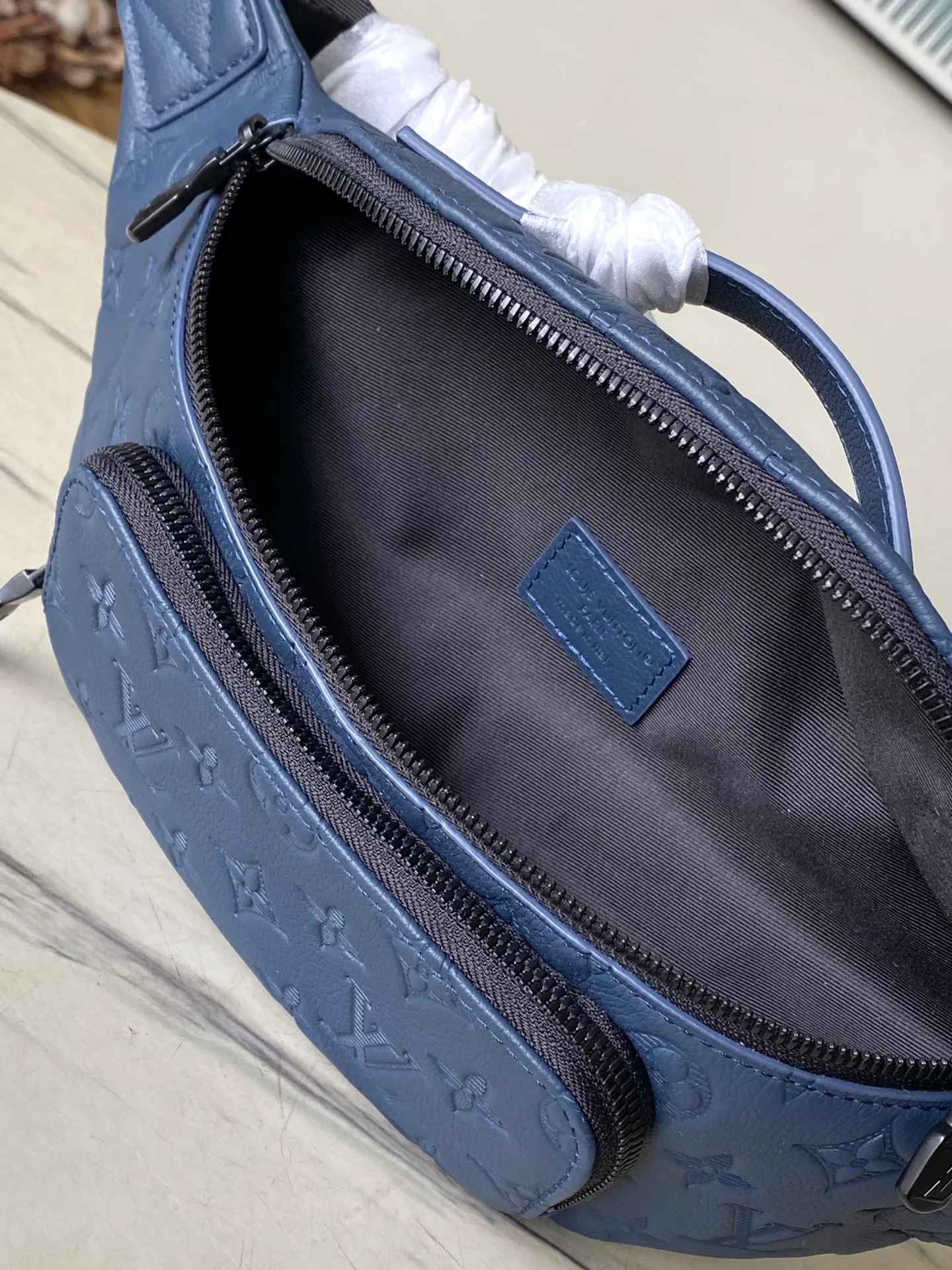 💰1300 (top-grain leather) top original order M25227 This Rush waist bag is made of Monogram Shadow cow leather to create a close-fitting structure. Its zippered front pocket allows easy access to mobile phones, keys and cards. The adjustable strap fastens with a sliding hook, making it easy to wear around the waist, on the shoulder or across the body, and the leather handles add handheld options and a sporty look. Dimensions: 30 × 15 × 8 cm