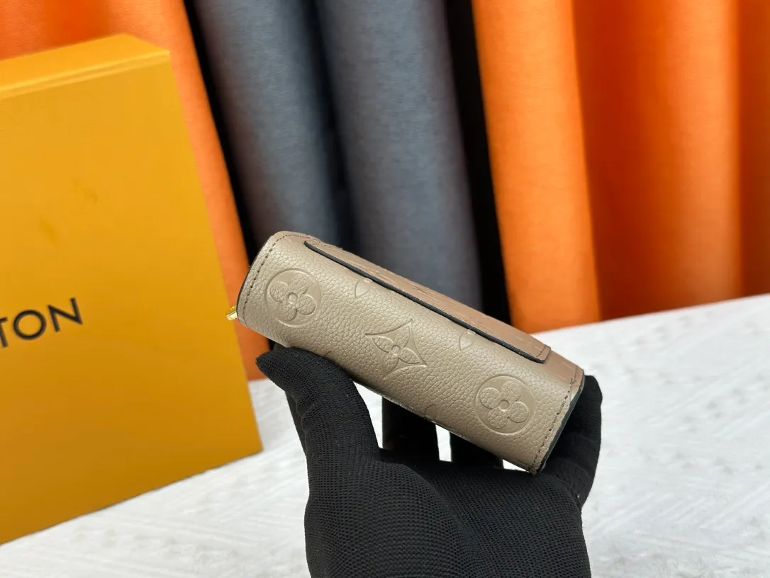 P150LV top replica M80152 This Cléa wallet is made of Monogram Empreinte soft grained cowhide, embellished with Louis Vuitton's iconic Monogram embossed pattern. It has a stylish design, is exquisite and compact but has a spacious capacity. It is equipped with an external patch pocket, zipper coin pocket, banknote compartment and six credit card slots. Dimensions: 12 x 9 x 3.5 cm (length x height x width