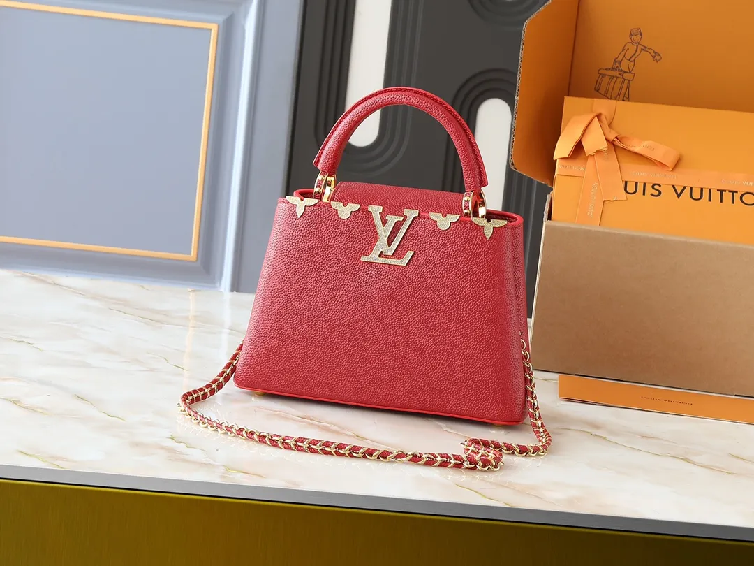 💰420💰Guangzhou product Upgraded from the original M24583 M24584 M24585 Gold and diamond corolla This Capucines Flower Crown handbag is made of full-grain Taurillon leather and is embellished with Monogram flowers. Each flower is shaped by exquisite crystal diamonds. The LV logo and flowers echo each other, giving this soft handbag a jewel-like luster. Use the detachable shoulder strap cleverly to switch between shoulder and crossbody. Dimensions: 27.0 x 17.3 x 9.0 cm